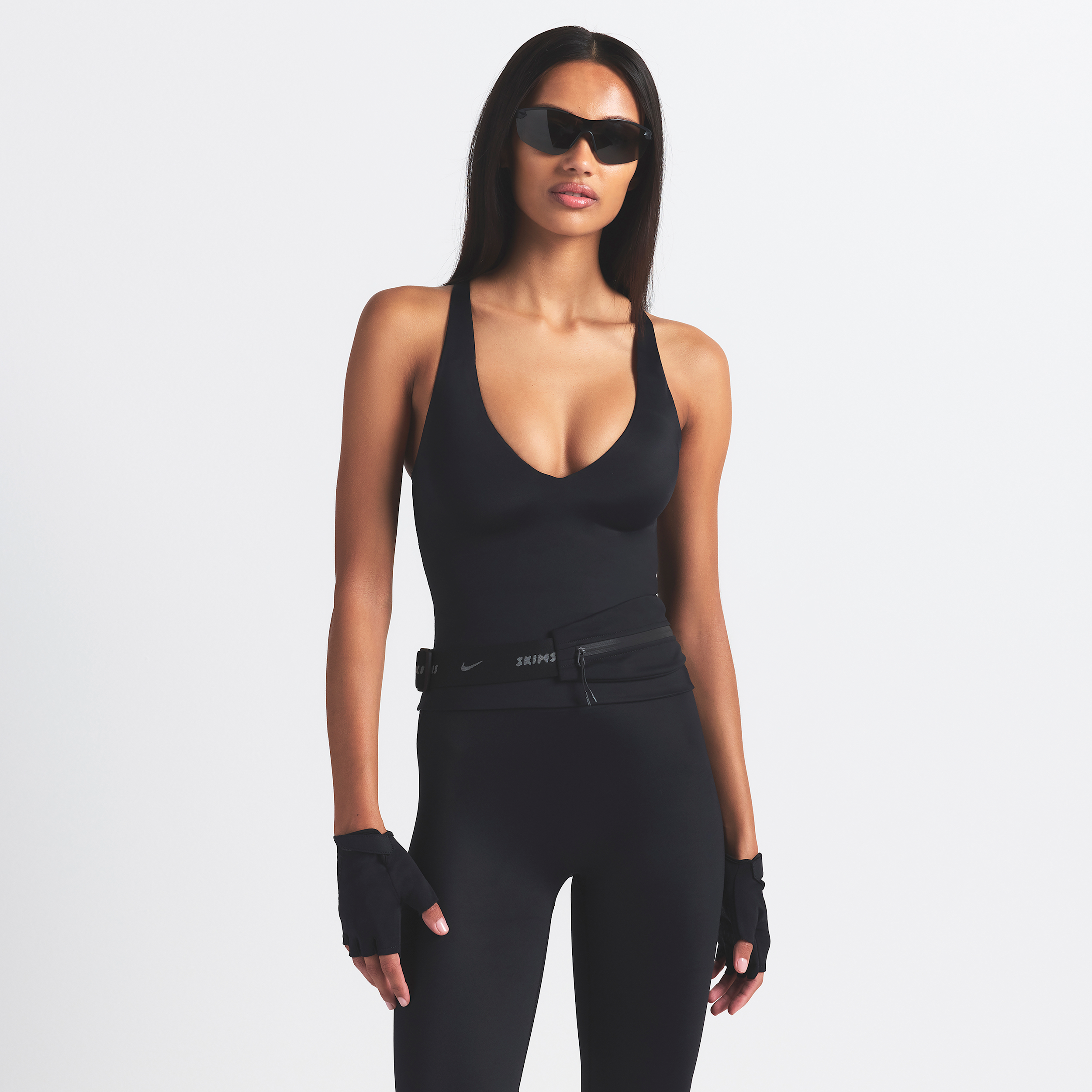 Canotta con scollo a V NikeSKIMS Shine – Donna - Nero