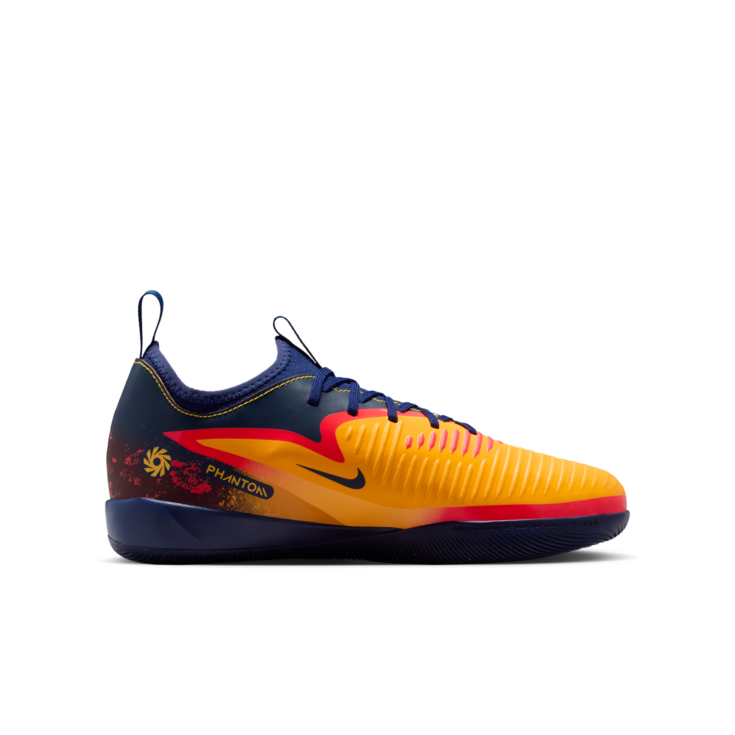 Thumbnail - Nike Jr. Phantom 6 Low Academy "Erling Haaland" Fußballschuh für Hallen- und Hartplätze (ältere Kinder) - Orange