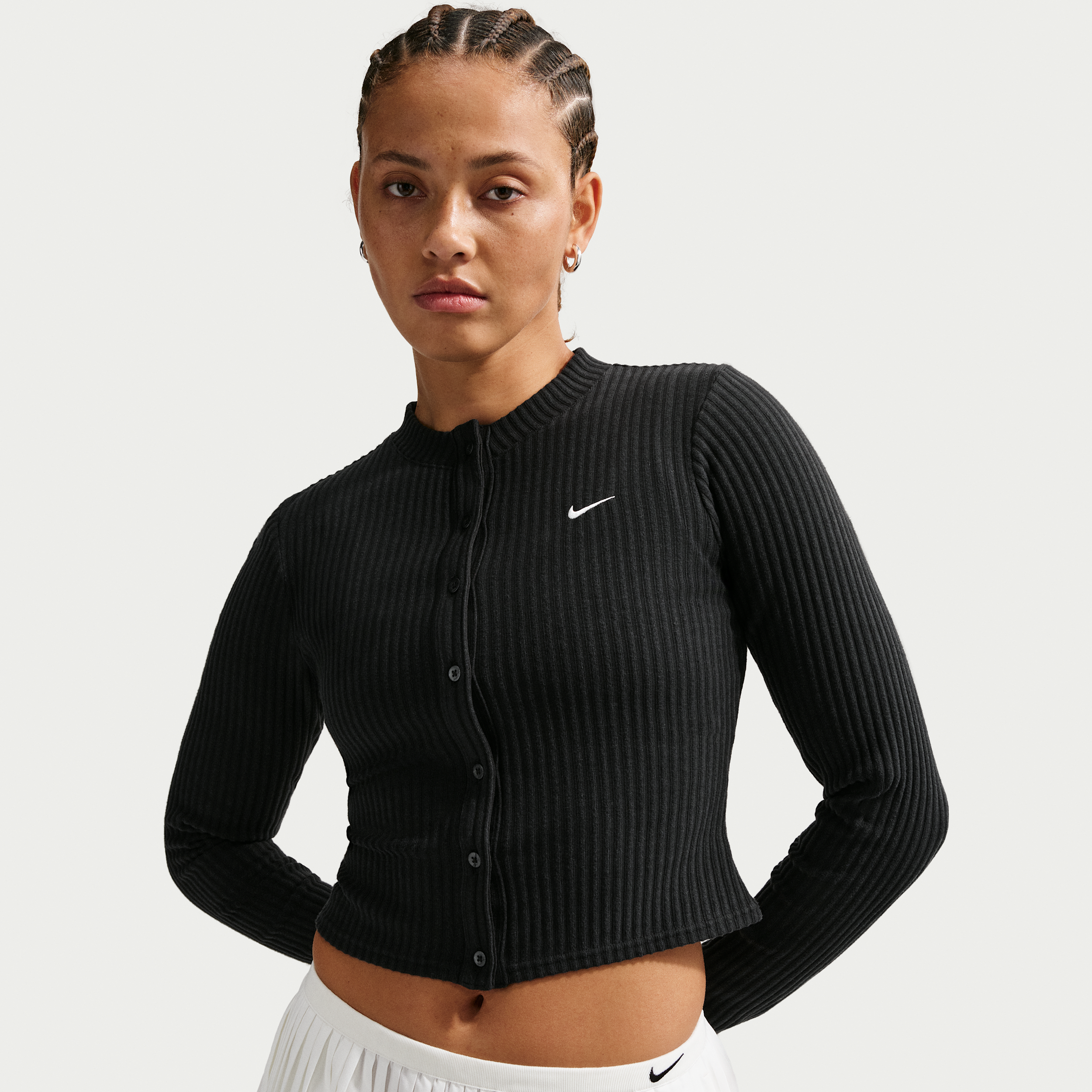 Tætsiddende Nike Chill-cardigan i maskinstrikket bred rib til kvinder - sort