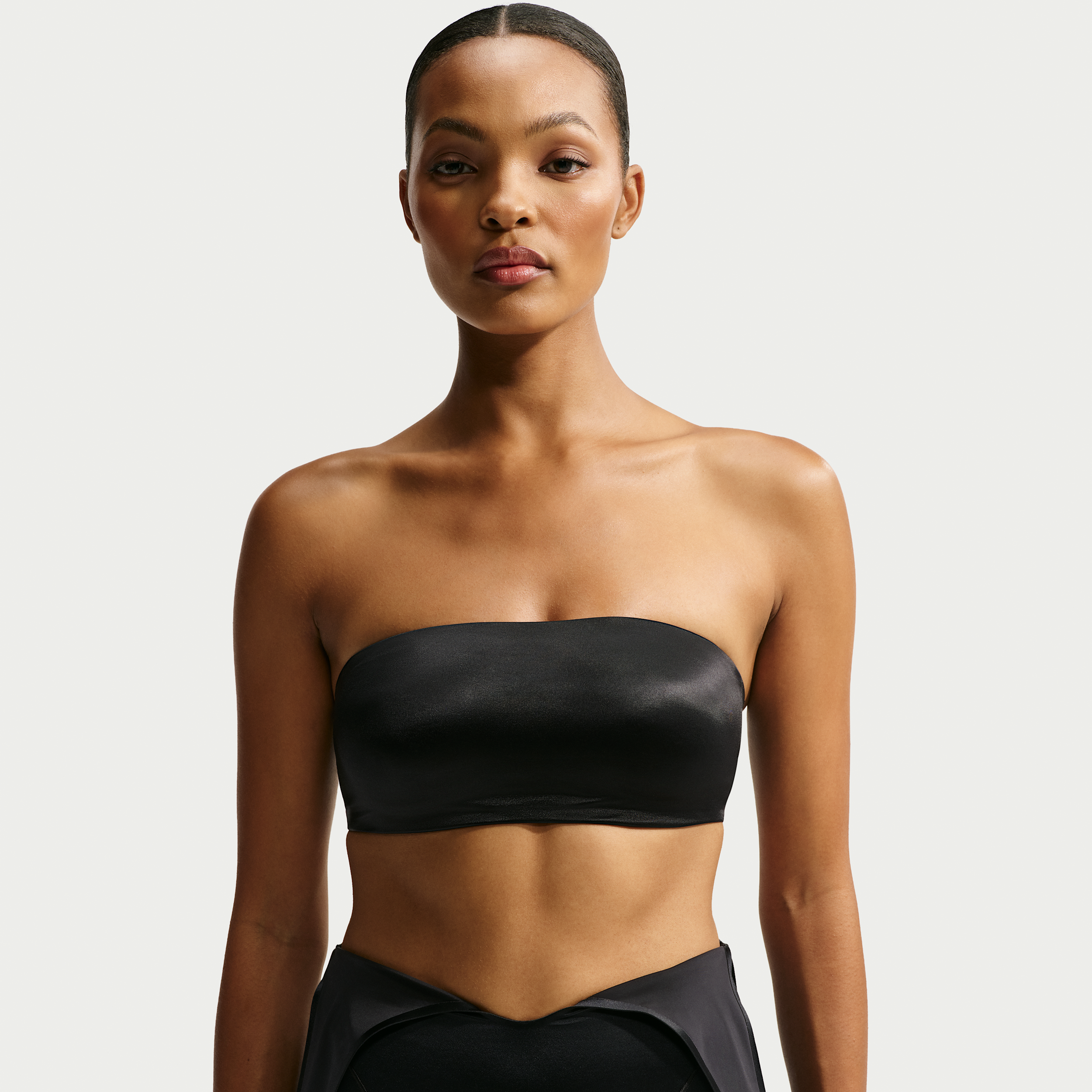 Vendbar NikeSKIMS Satin Shine Bandeau-bh til kvinder - sort