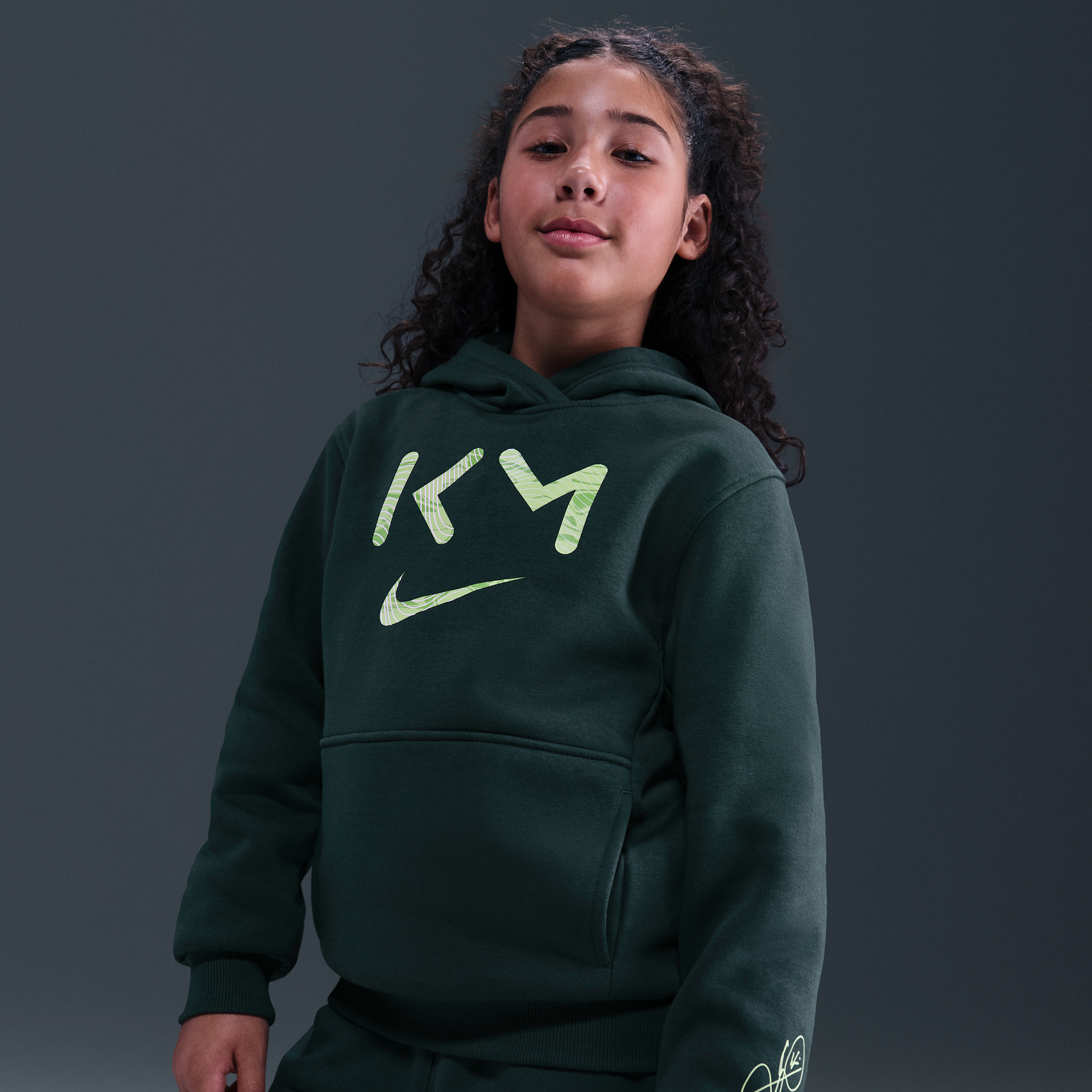 Thumbnail - Kylian Mbappé Club Fleece Fußball-Hoodie (ältere Kinder) - Grün