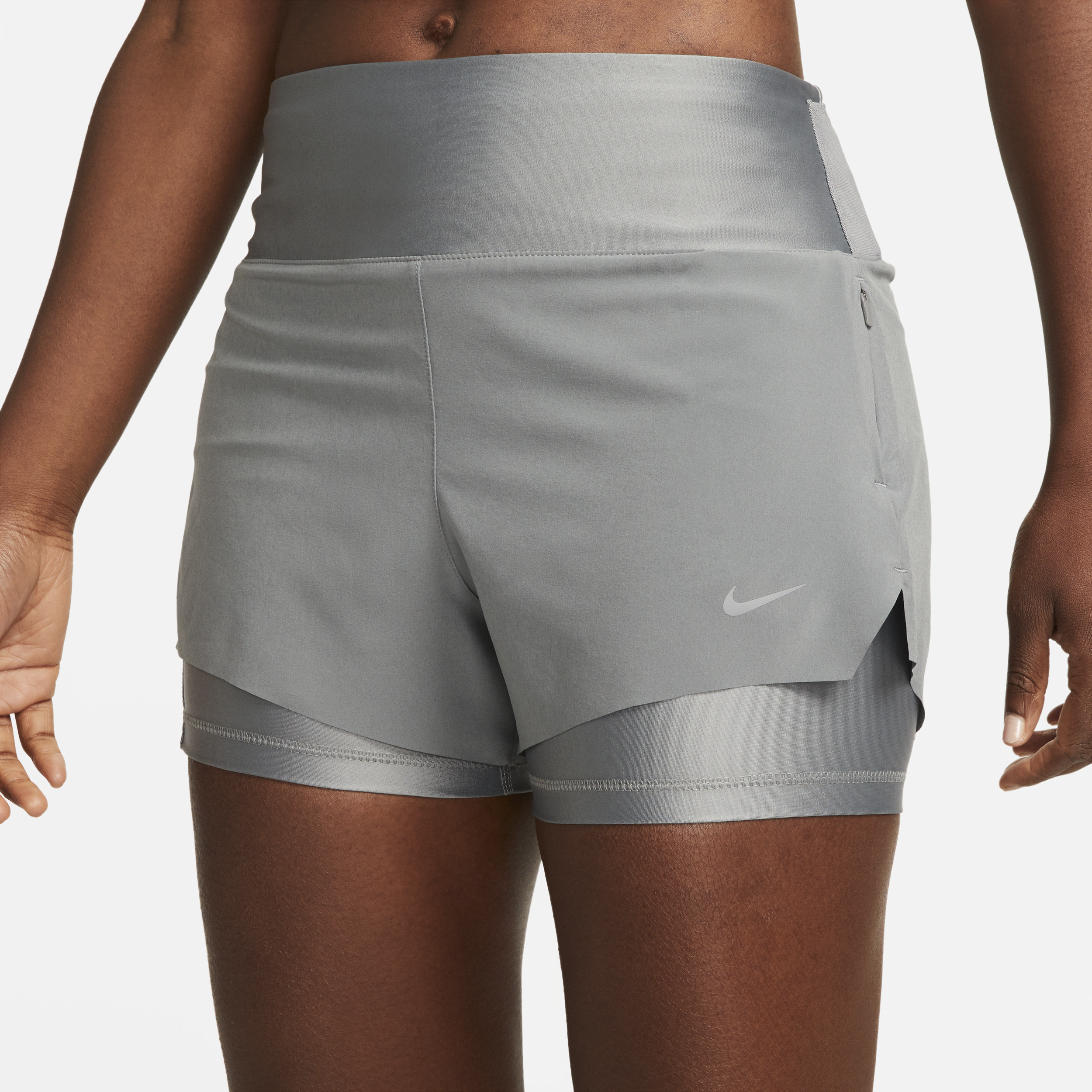 Short de running 2-en-1 avec poches taille mi-basse 8 cm Nike Dri-FIT Swift pour femme - Gris