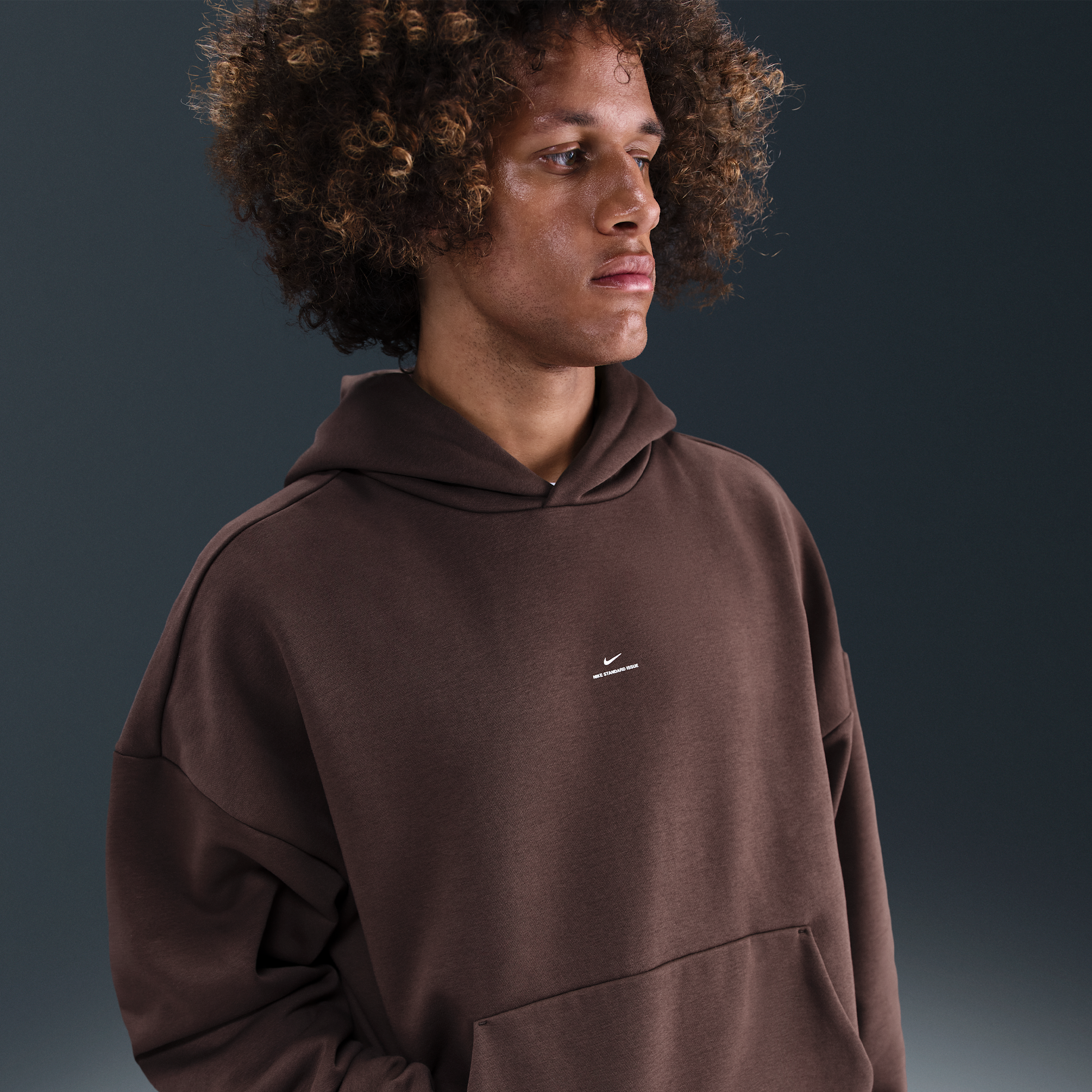 Felpa pullover da basket con cappuccio in tessuto spazzolato Therma-FIT Nike Standard Issue – Uomo - Marrone