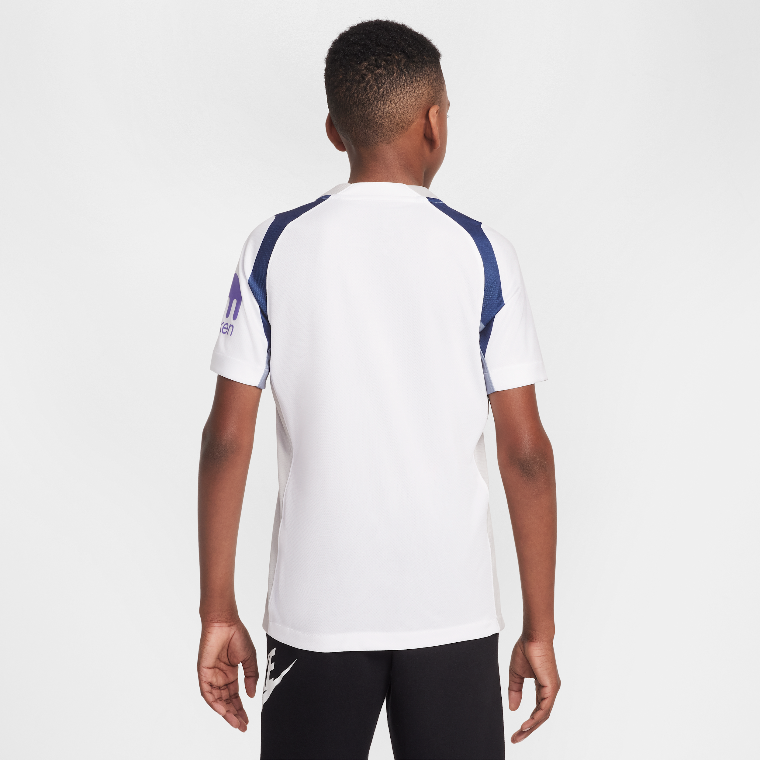 Thumbnail - Tottenham Hotspur 2025/26 Stadium Home Nike Replika Fußballtrikot mit Dri-FIT-Technologie (ältere Kinder) - Weiß