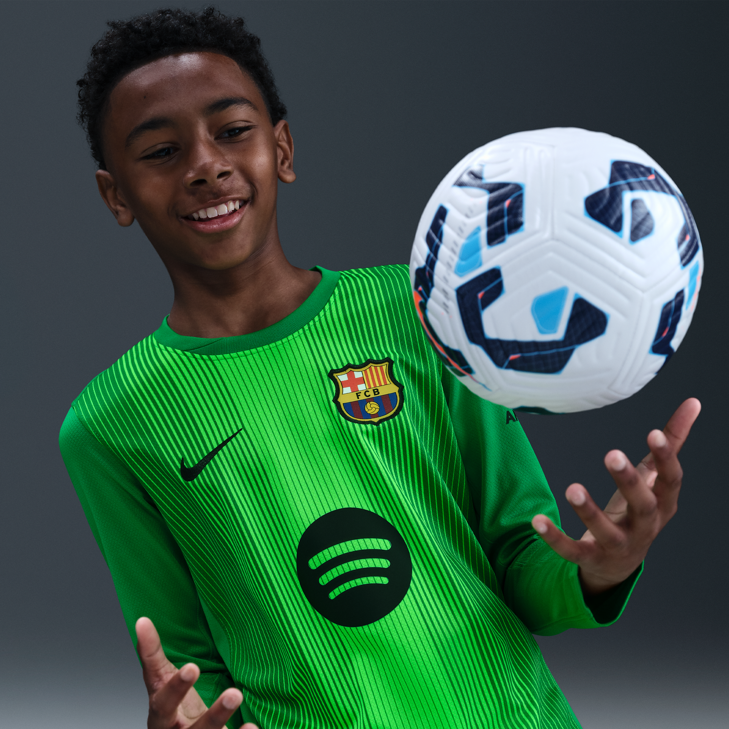 Thumbnail - FC Barcelona 2025/26 Stadium Goalkeeper Nike Dri-FIT Replika-Fußballtrikot (ältere Kinder) - Grün