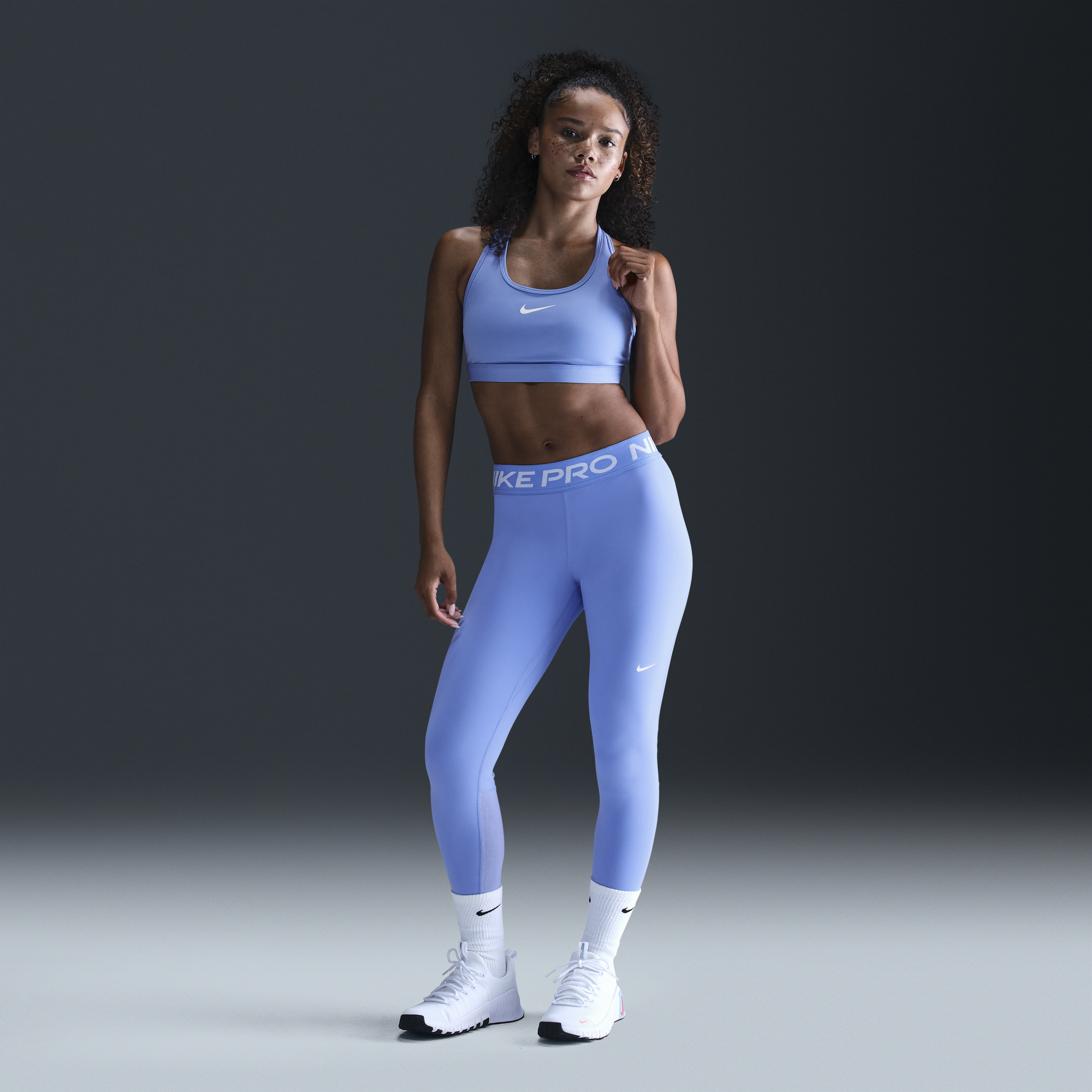 Brassière de sport rembourrée Nike Swoosh Medium Support pour femme - Bleu