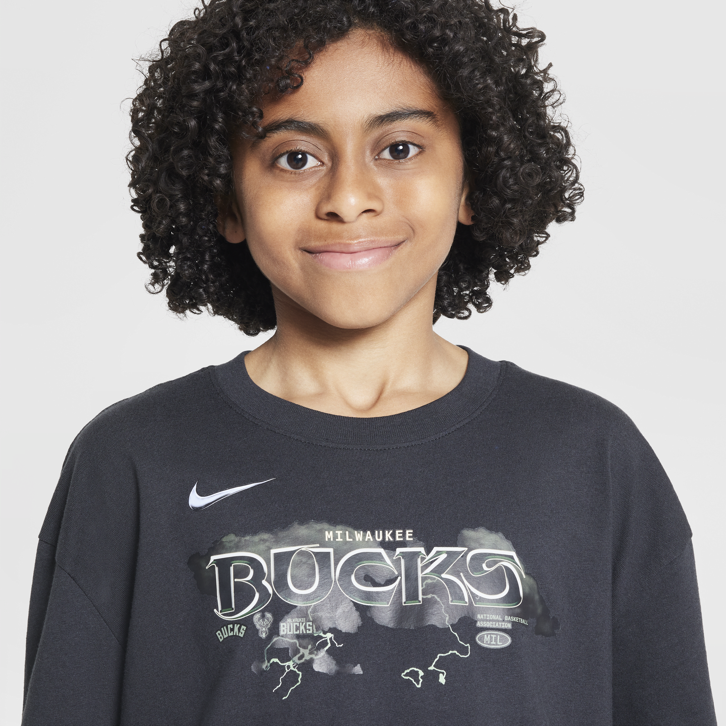 Nike Milwaukee Bucks Essential NBA Max90 T-shirt met lange mouwen voor jongens Zwart