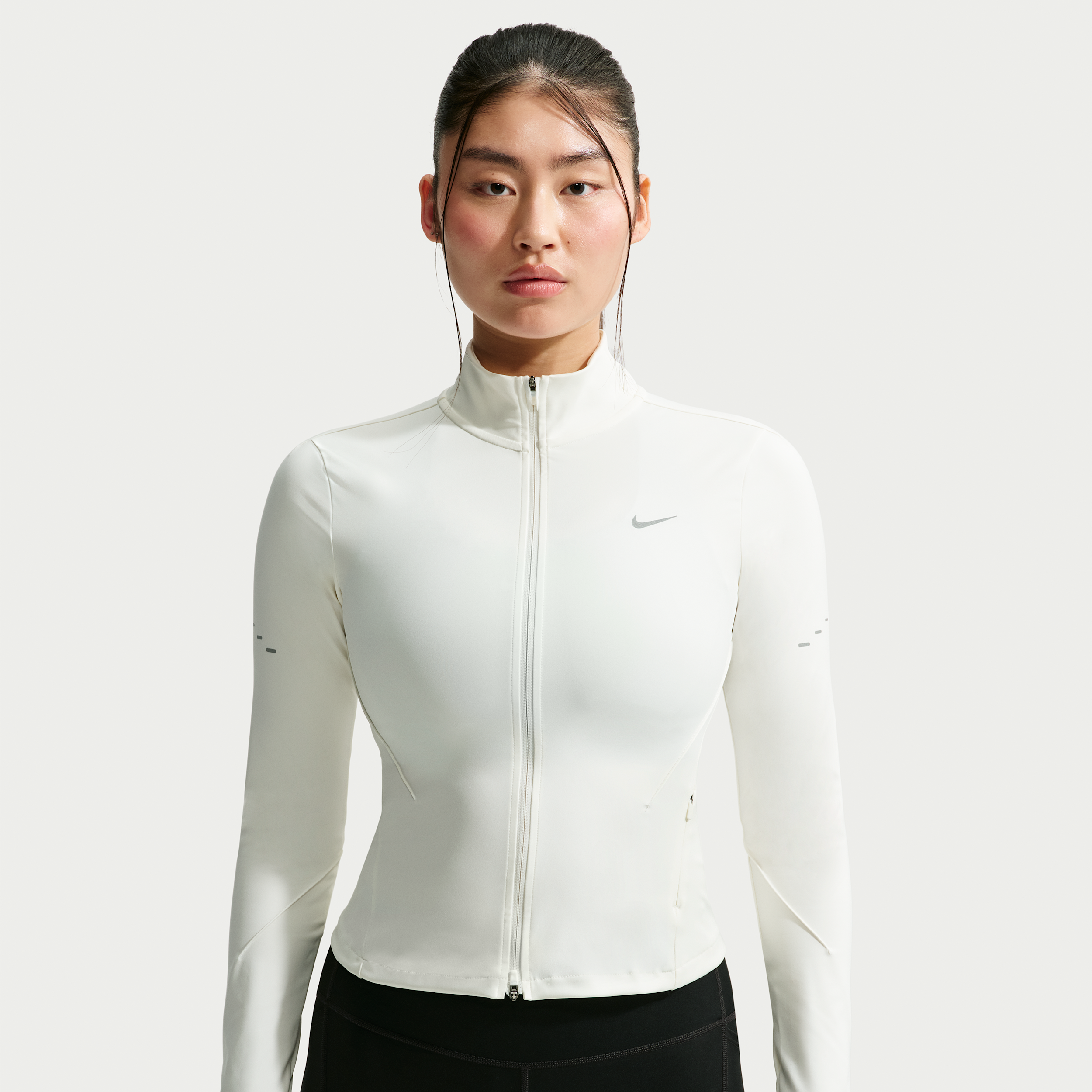 Nike Swift Dri-FIT-løbejakke med lynlås i fuld længde til kvinder - hvid