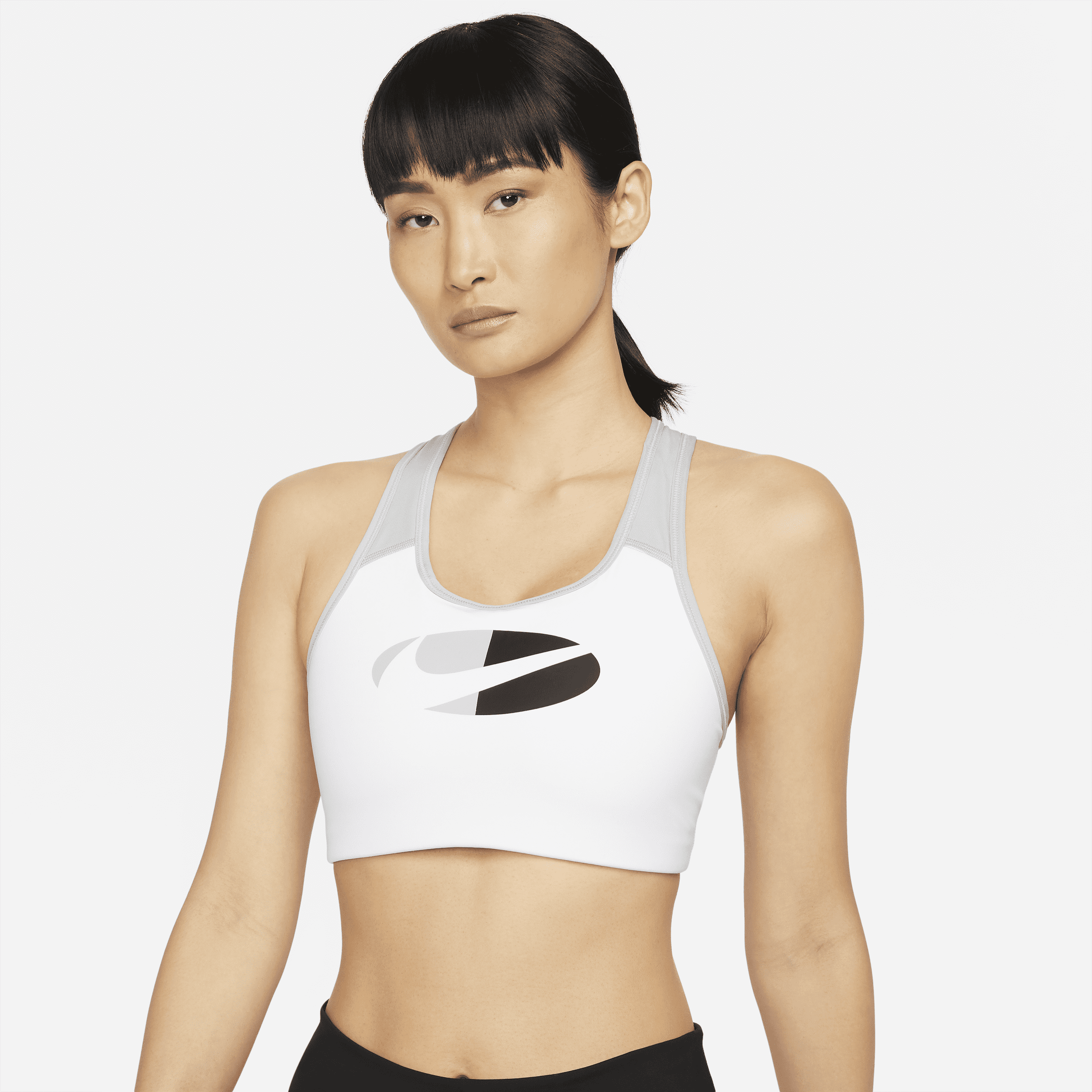 Damski stanik sportowy w kontrastowych kolorach z jednoczęściową wkładką i średnim wsparciem Nike Swoosh - Biel