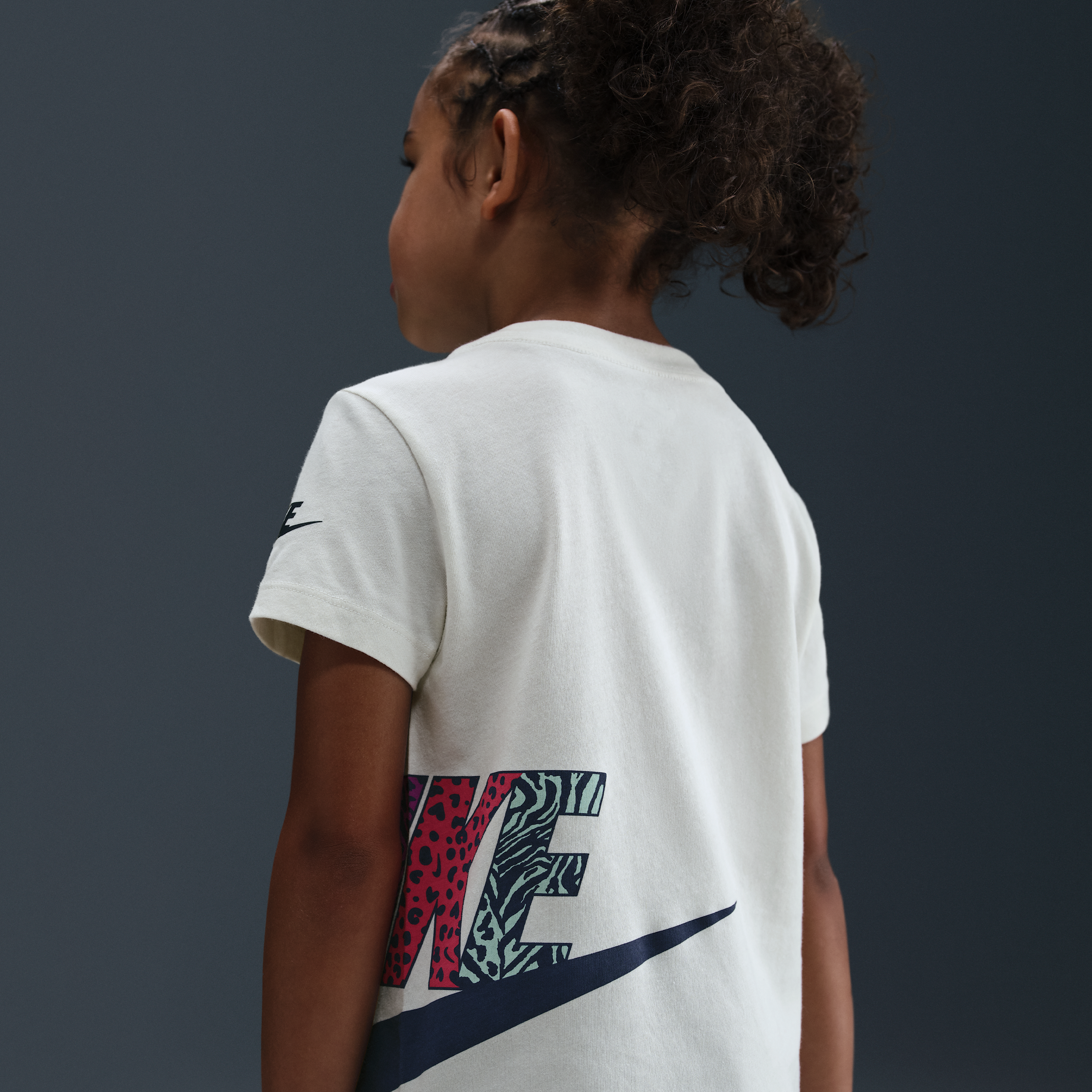 Thumbnail - Nike Wild Warmth T-Shirt mit Grafik (jüngere Kinder) - Braun