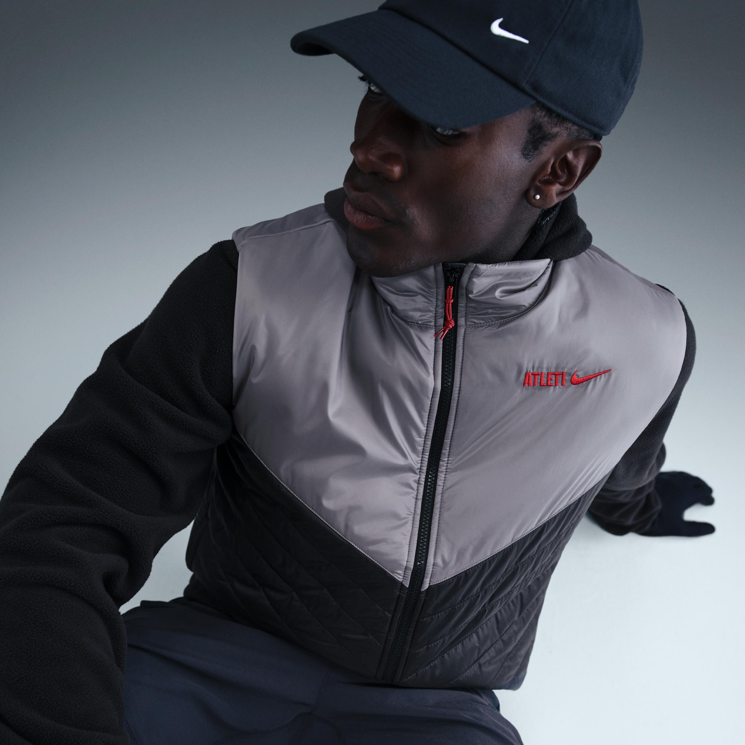 Thumbnail - Atlético Madrid Windrunner Nike Therma-FIT mittelschwere Fußballweste (Herren) - Schwarz