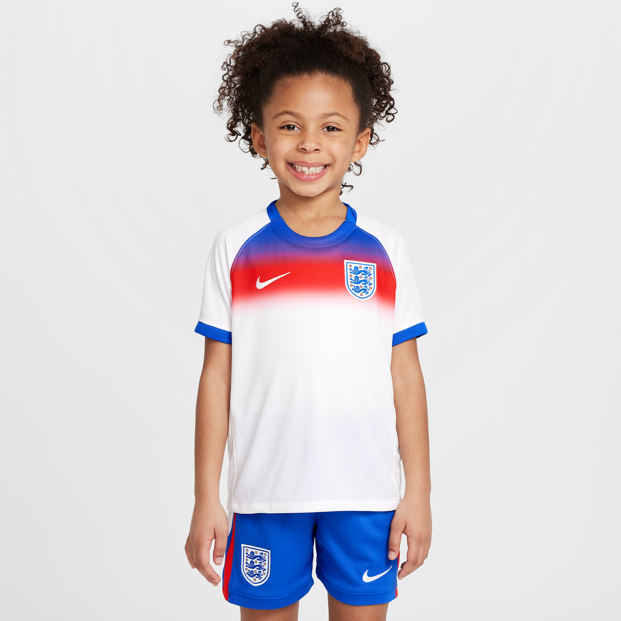 Thumbnail - England 2025/26 Stadium Home dreiteiliges Nike Replika Fußballtrikot-Set (jüngere Kinder) - Blau