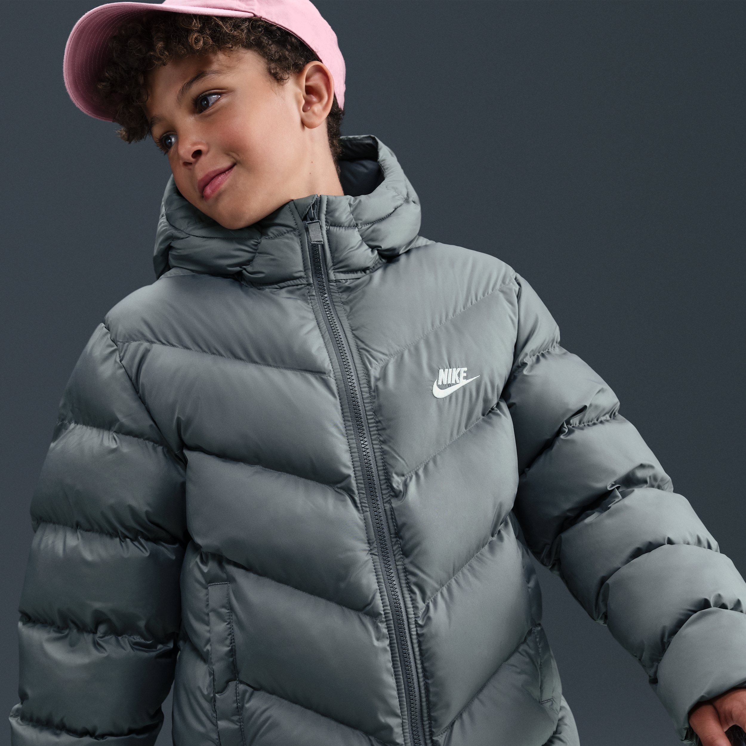 Thumbnail - Nike Sportswear All Day Play Therma-FIT-Puffer-Jacke mit weiter Passform (ältere Kinder) - Grau
