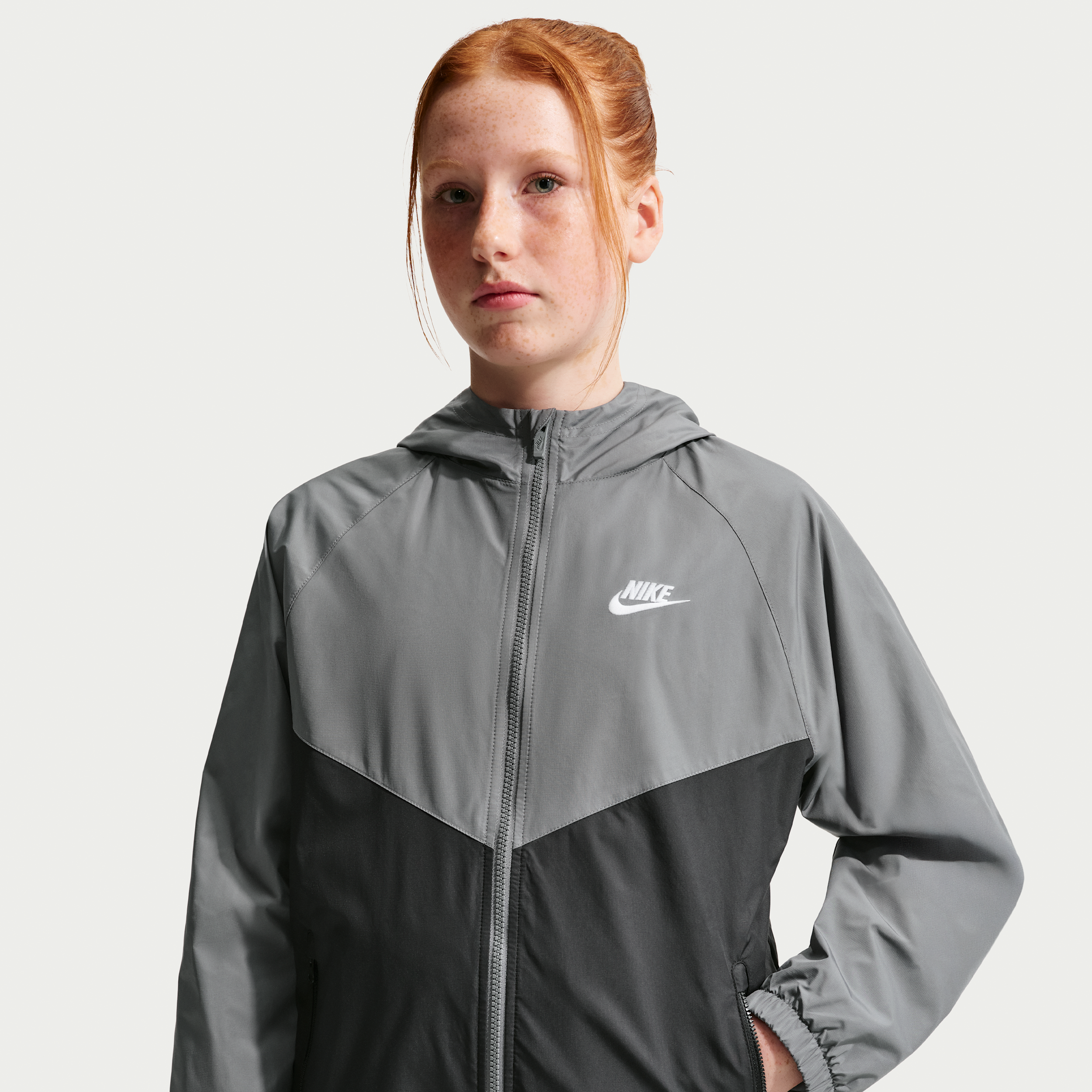 Thumbnail - Nike Windrunner Repel-Jacke mit Kapuze für ältere Kinder - Grau
