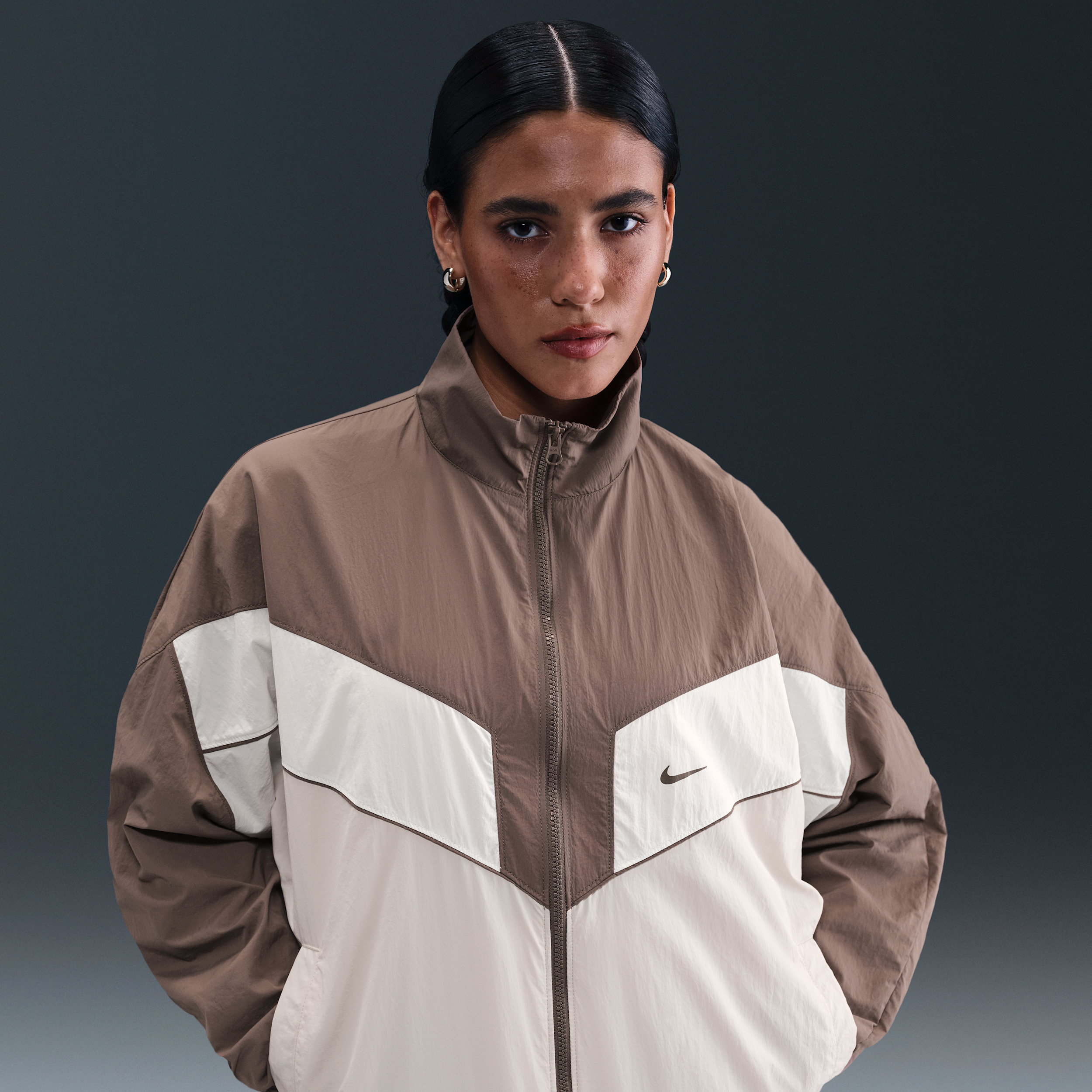 Thumbnail - Nike Jacke aus Webmaterial (Damen) - Braun