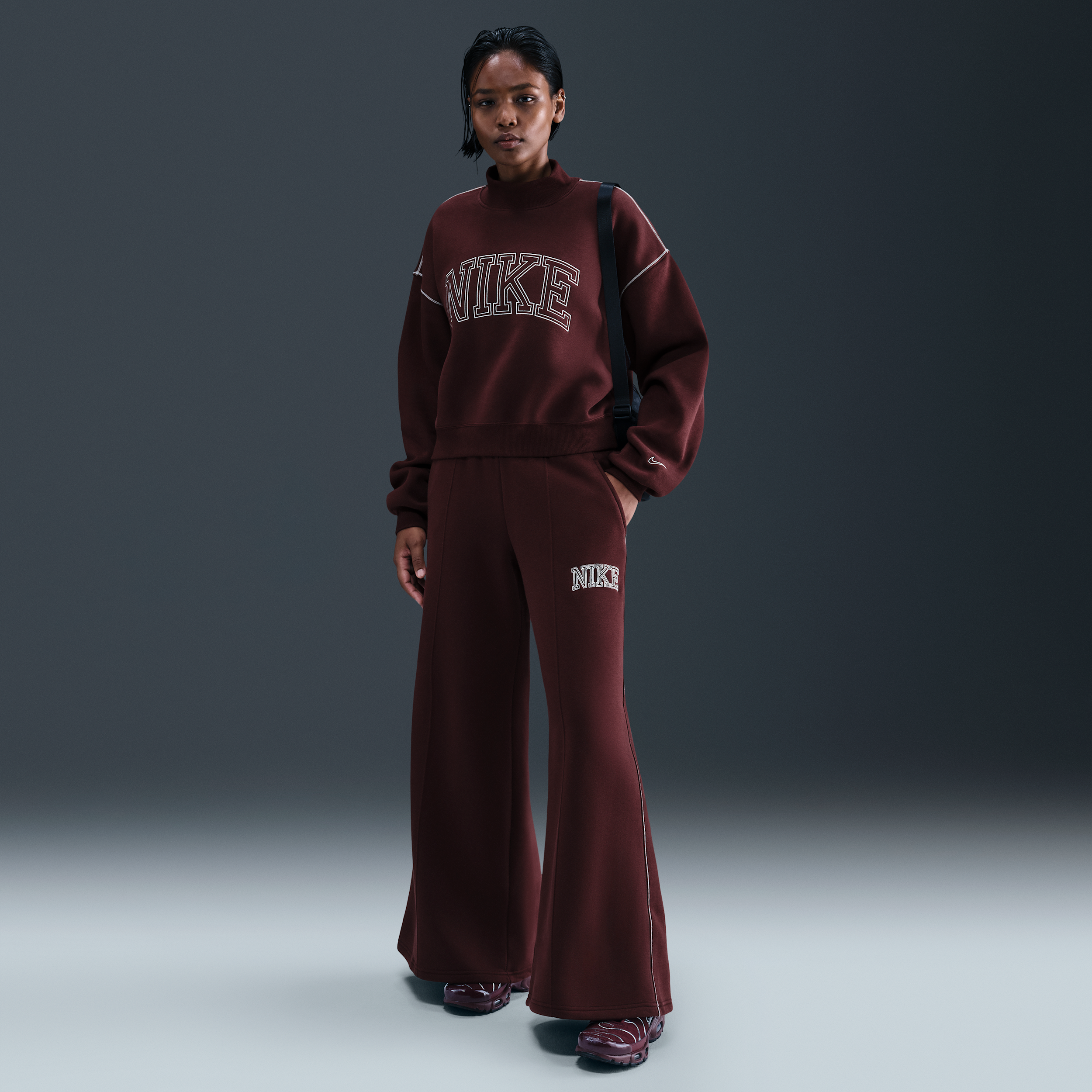 Thumbnail - Nike Phoenix Fleece Damen-Trainingshose mit weitem Bein - Rot