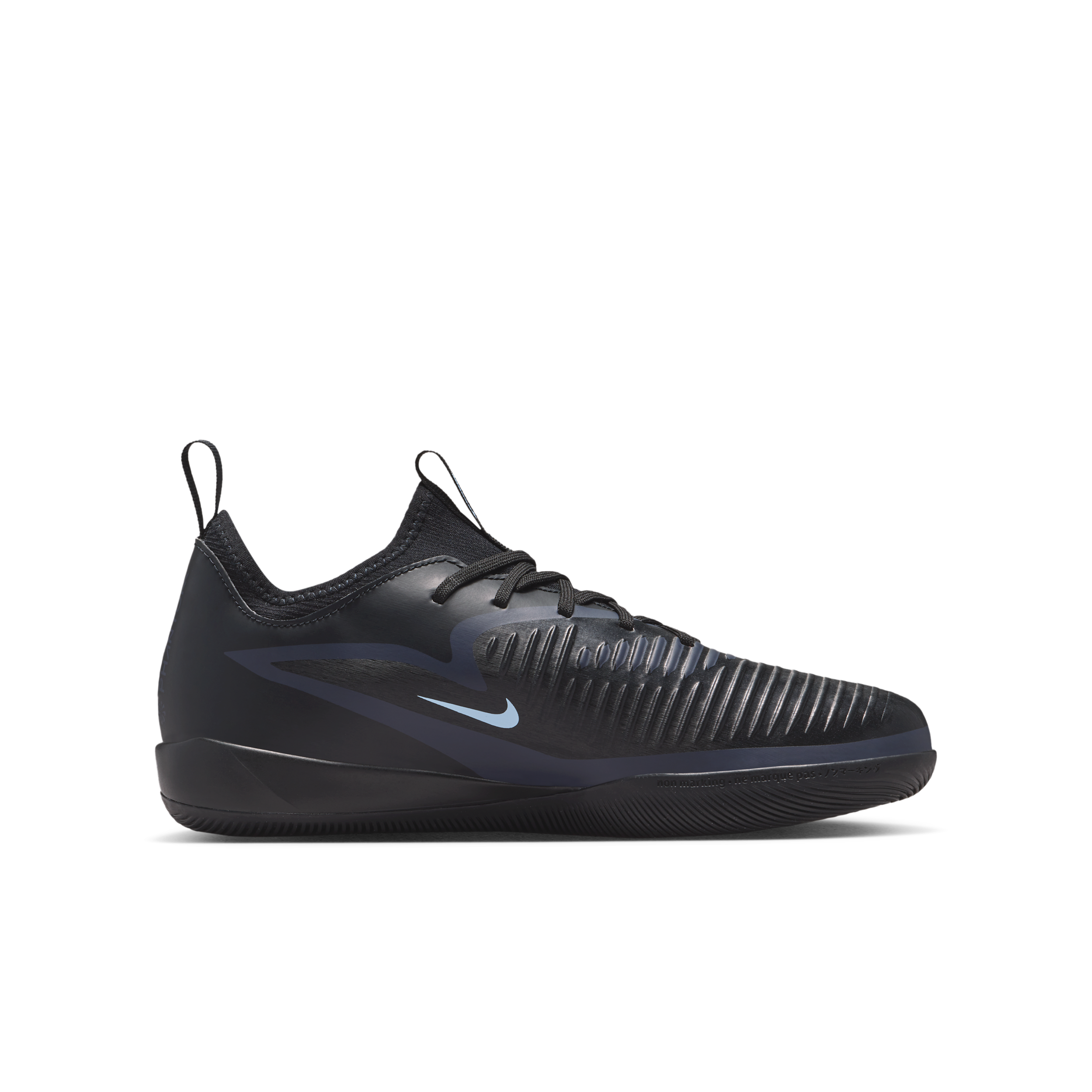 Thumbnail - Nike Jr. Phantom 6 Low Academy Fußballschuh für Hallen- und Hartplätze (ältere Kinder) - Schwarz