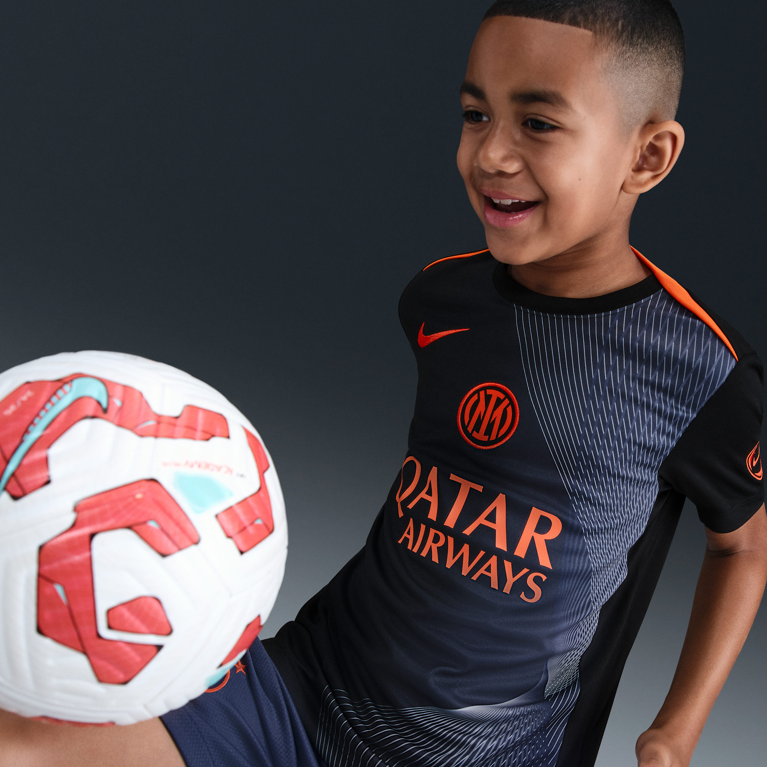 Thumbnail - Inter Milan Academy Pro Third Nike Dri-FIT Total 90 Pre-Match-Fußballoberteil (ältere Kinder) - Schwarz