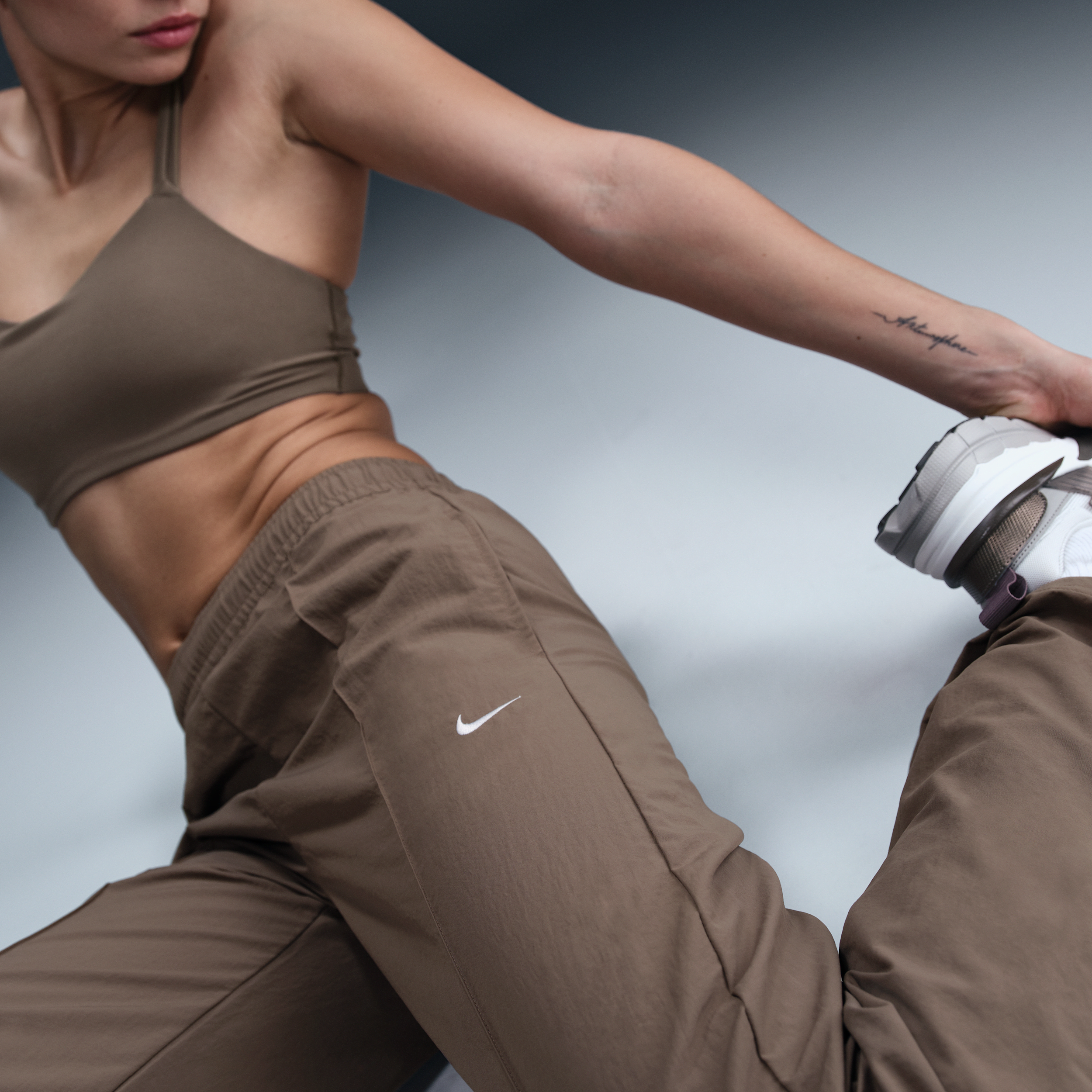 Pantalon taille mi-haute à ourlet ouvert Nike Sportswear Everything Wovens pour femme - Marron