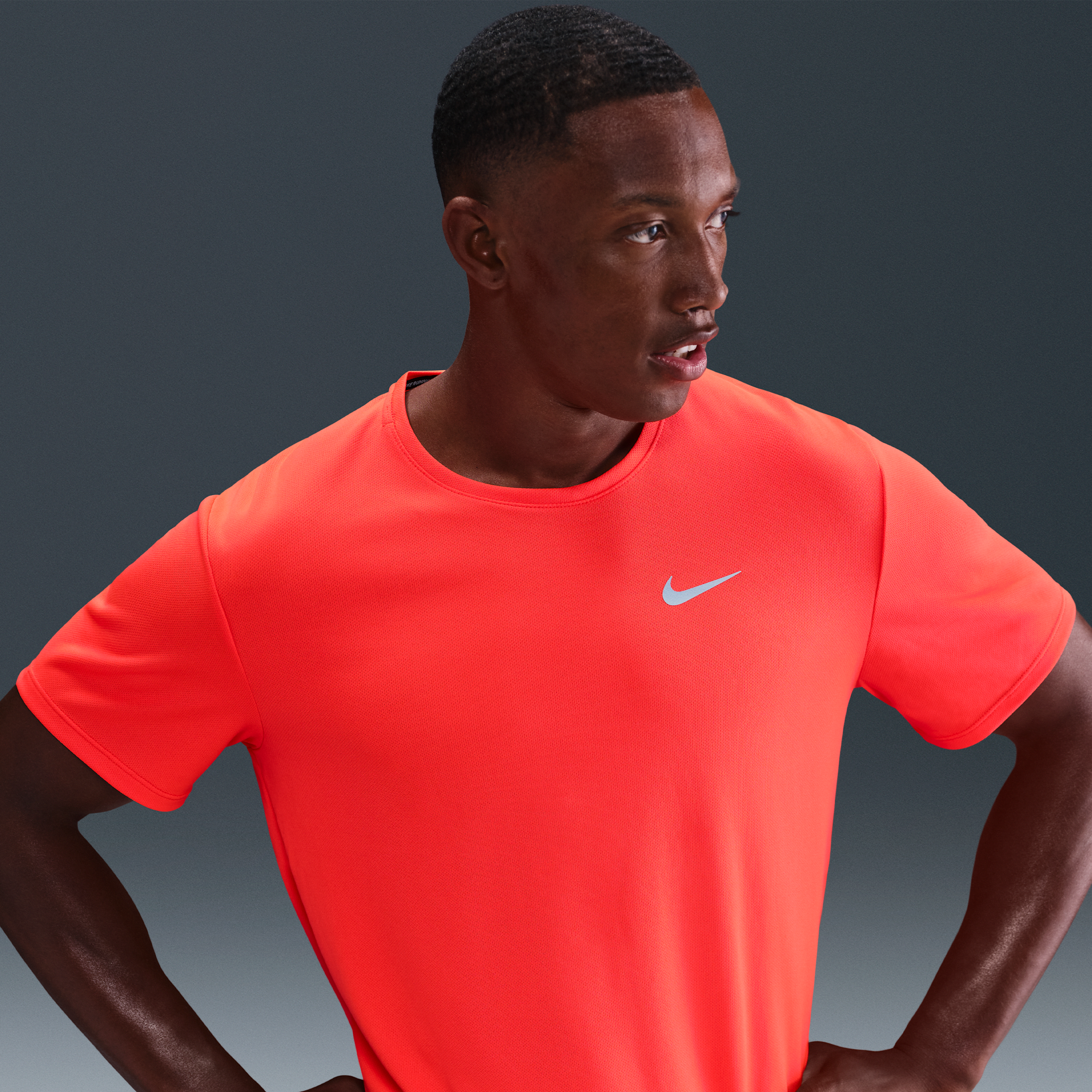 Thumbnail - Nike Miler Nike Dri-FIT UV Kurzarm-Laufoberteil für Herren - Rot