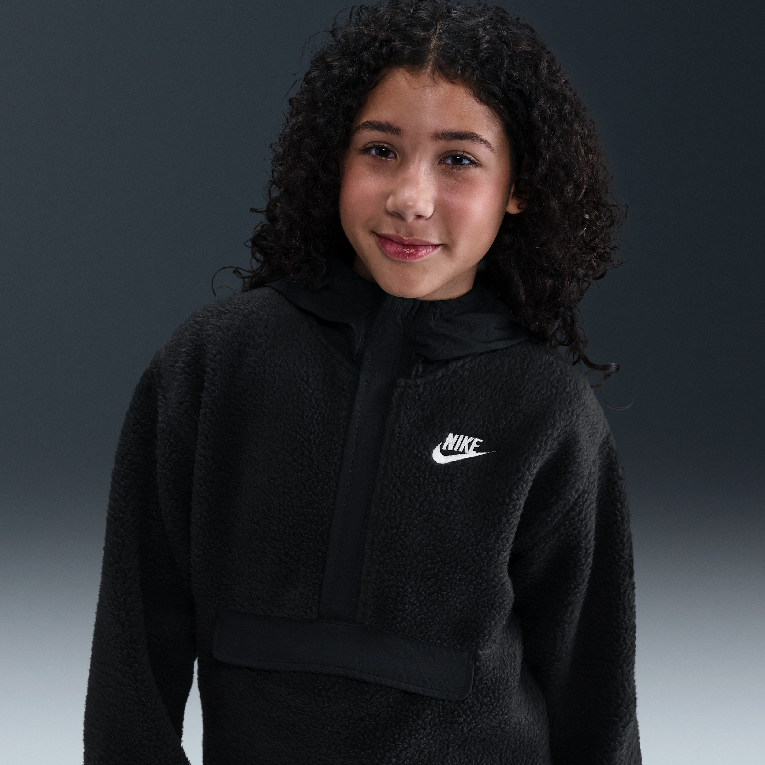 Thumbnail - Nike Club Fleece lockerer Hoodie mit 1/4-Reißverschluss (ältere Kinder) - Schwarz