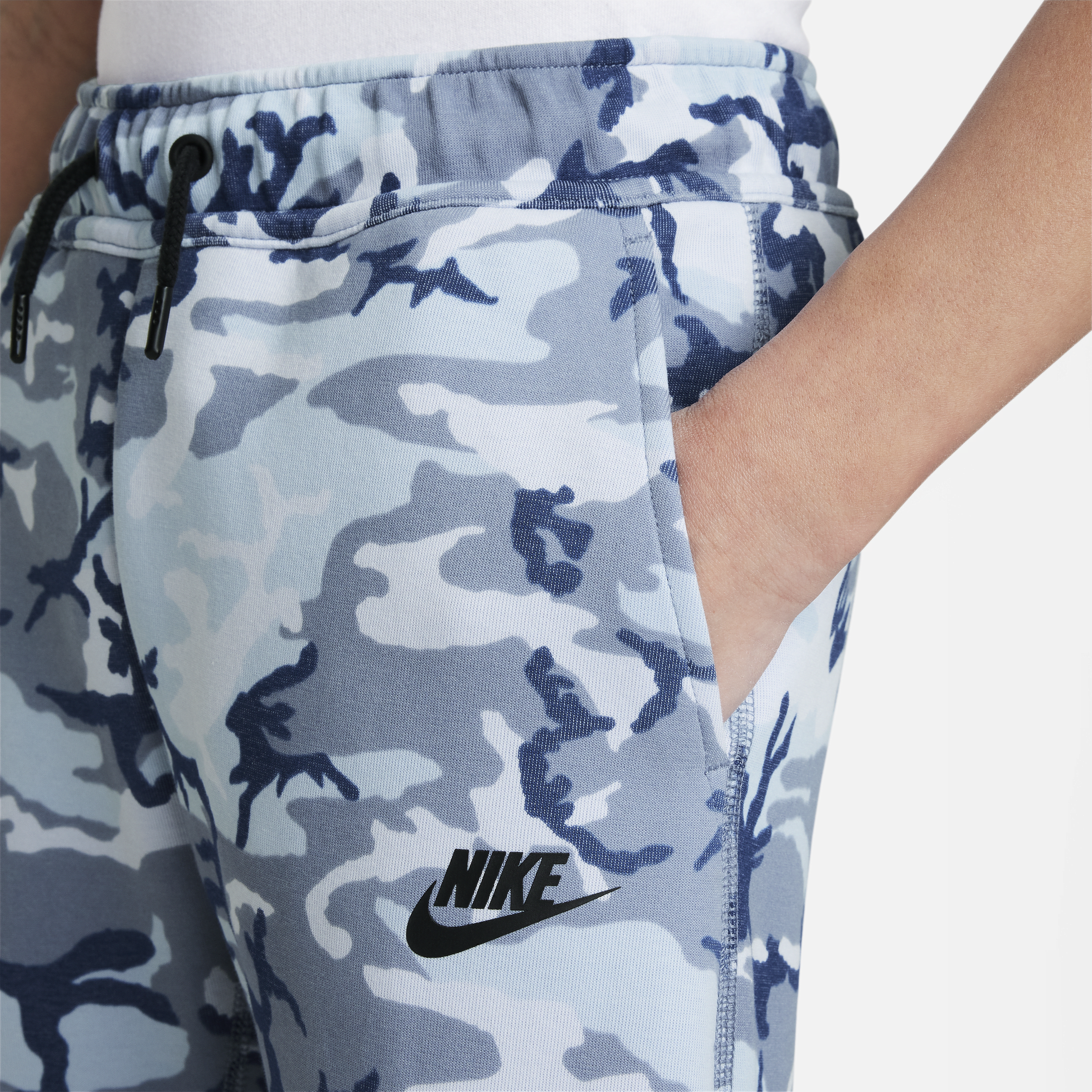 Nike Sportswear Tech Fleece joggingbroek met camouflageprint voor jongens Blauw