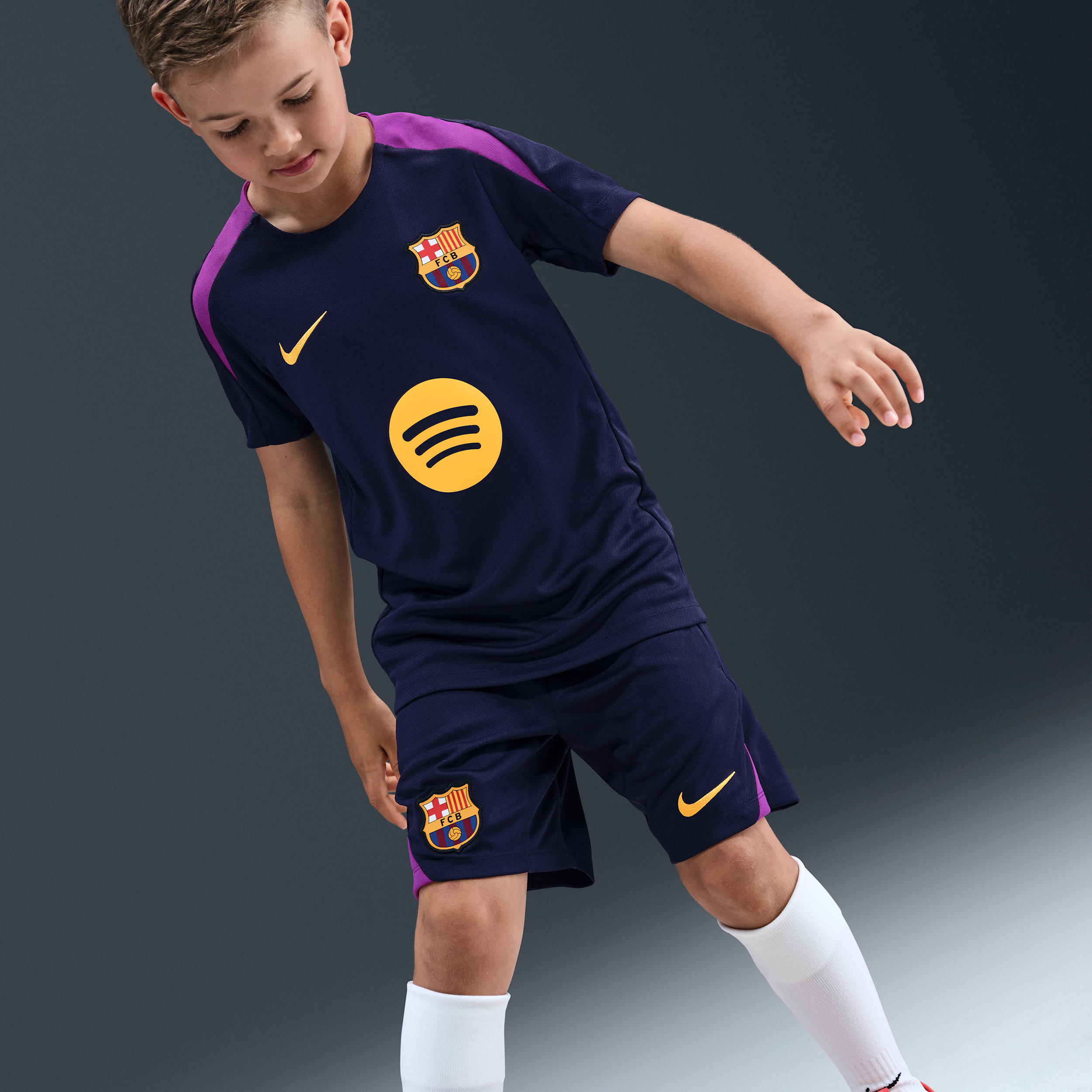 Thumbnail - FC Barcelona Strike Nike Dri-FIT Fußball-Kurzarmshirt (ältere Kinder) - Lila