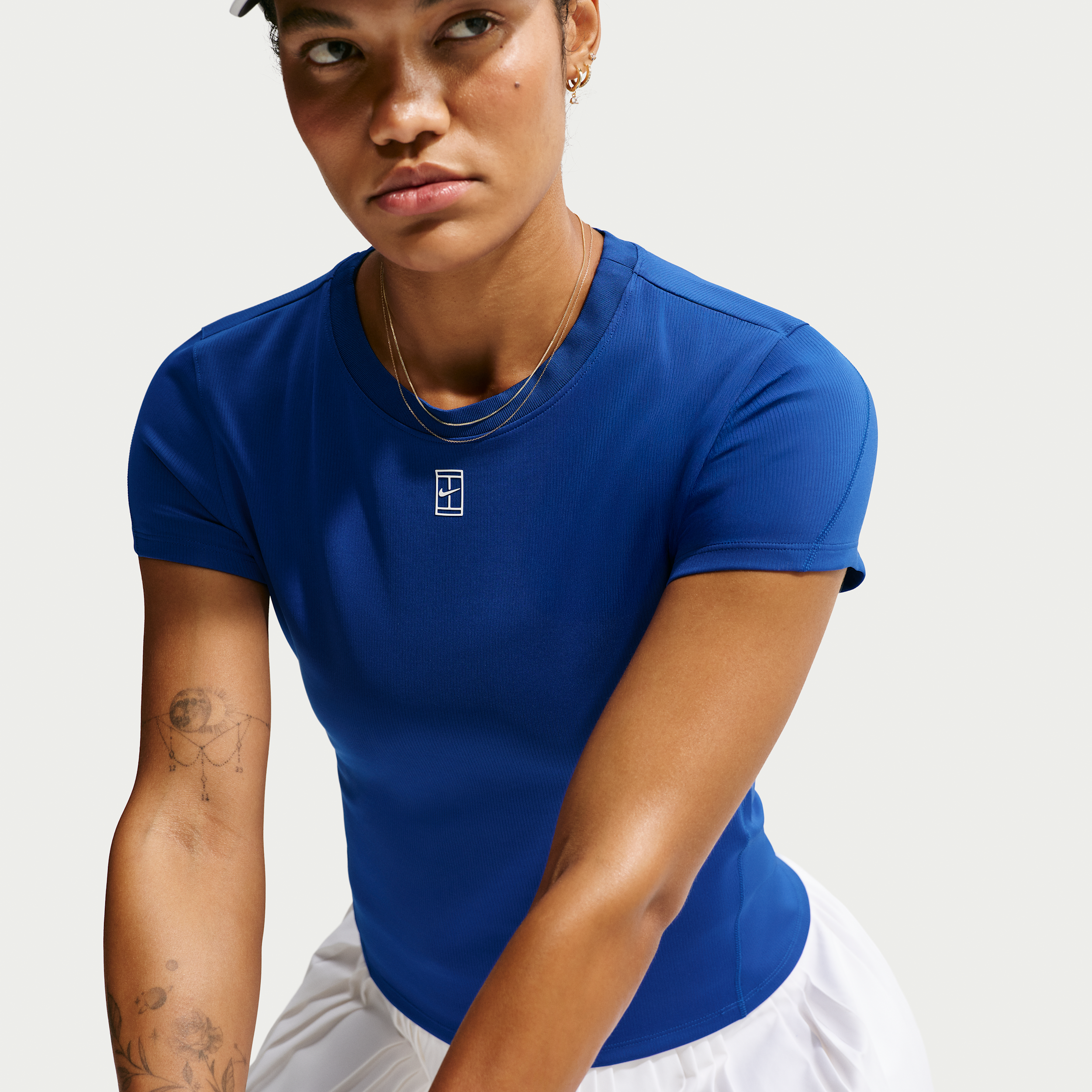 Kortærmet NikeCourt Advantage-Dri-FIT-tennisoverdel til kvinder - blå