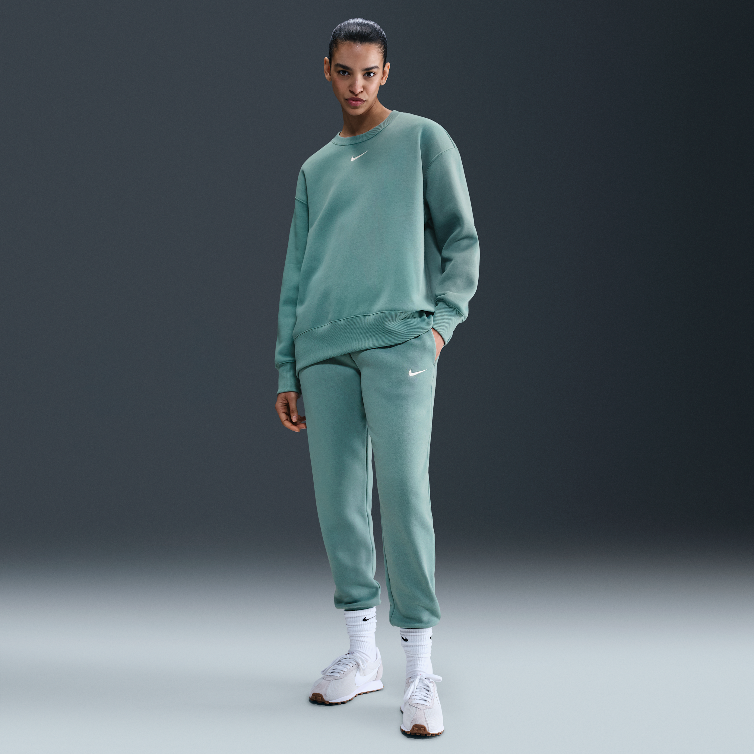 Thumbnail - Nike Sportswear Phoenix Fleece Damen-Trainingshose mit mittelhohem Bund - Grün