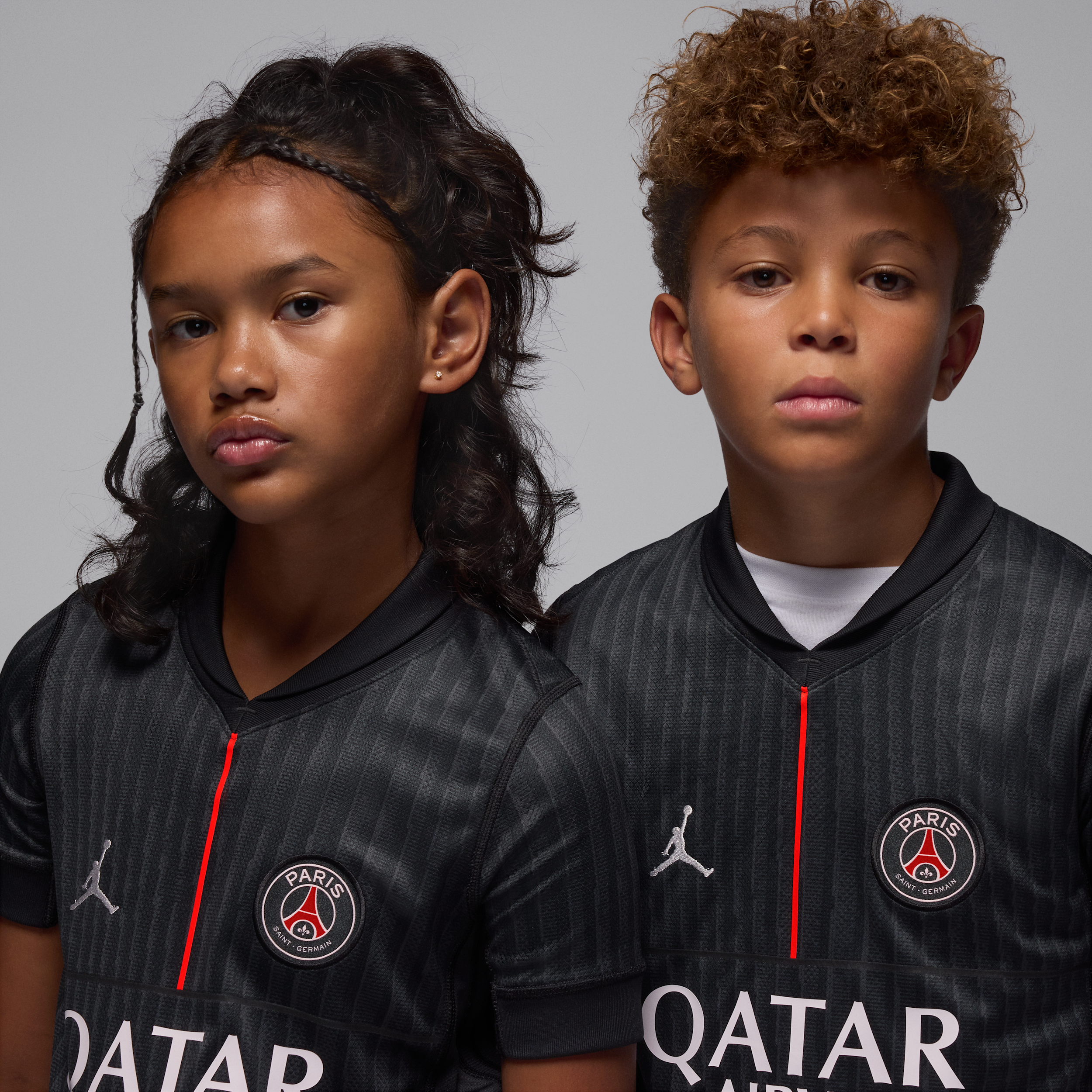 Thumbnail - Paris Saint-Germain 2025/26 Stadium Fourth Jordan Replika-Fußballtrikot mit Dri-FIT-Technologie (ältere Kinder) - Schwar...