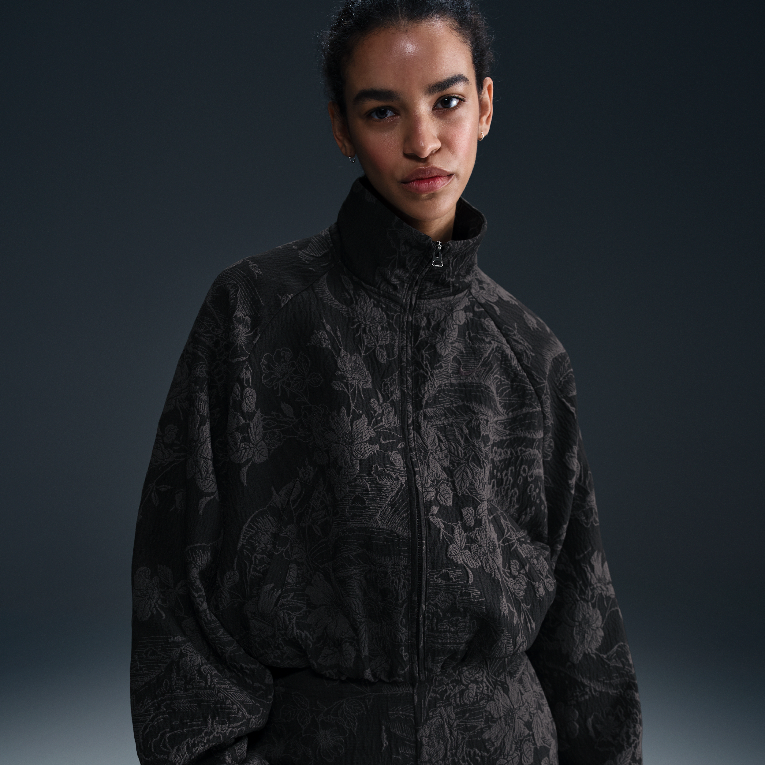 Thumbnail - Nike Sportswear Collection Oversize-Track-Jacket mit Jacquard-Muster (Damen) - Schwarz