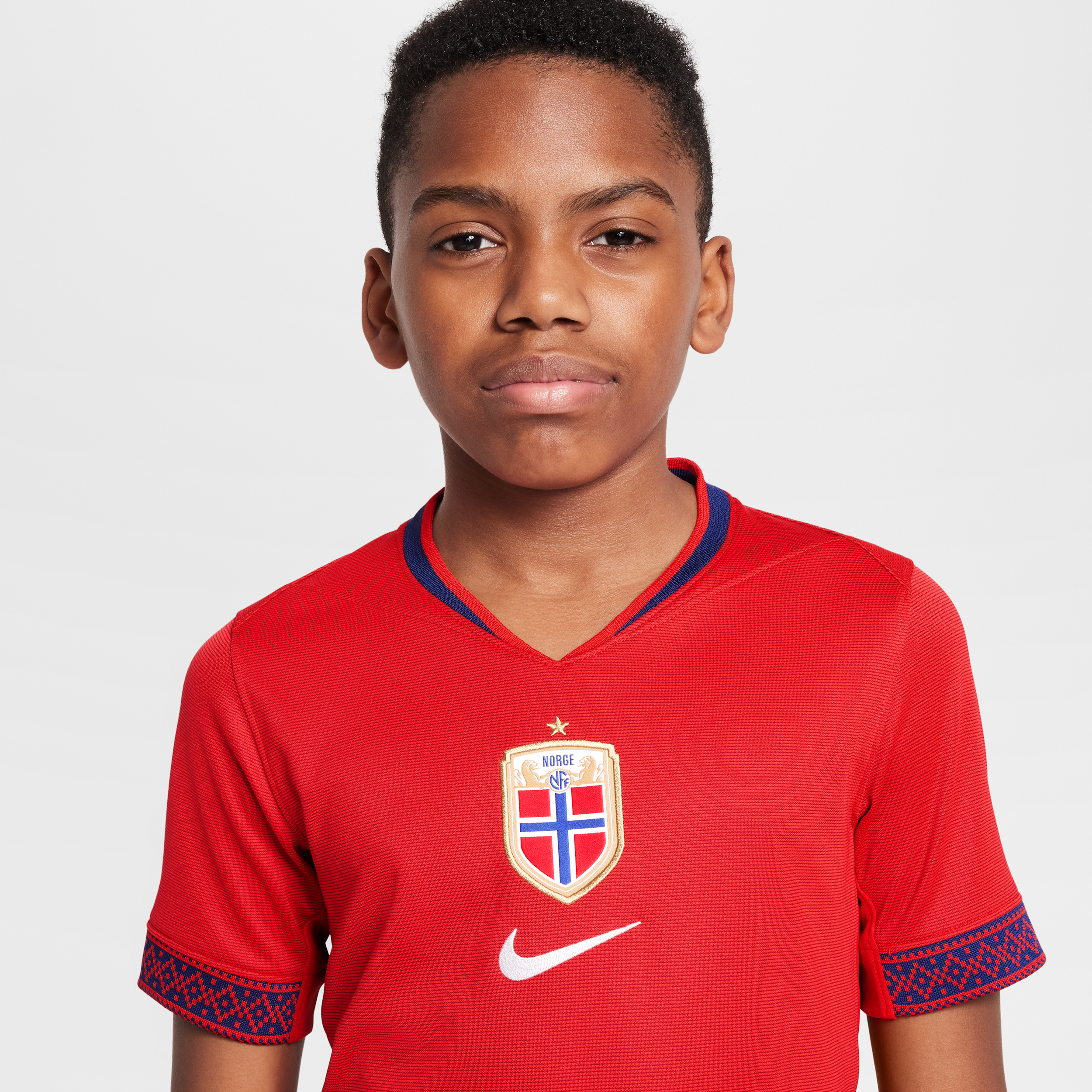 Thumbnail - Norwegen 2025 Stadium Home (Frauenteam) Nike Dri-FIT Replika-Fußballtrikot (ältere Kinder) - Rot