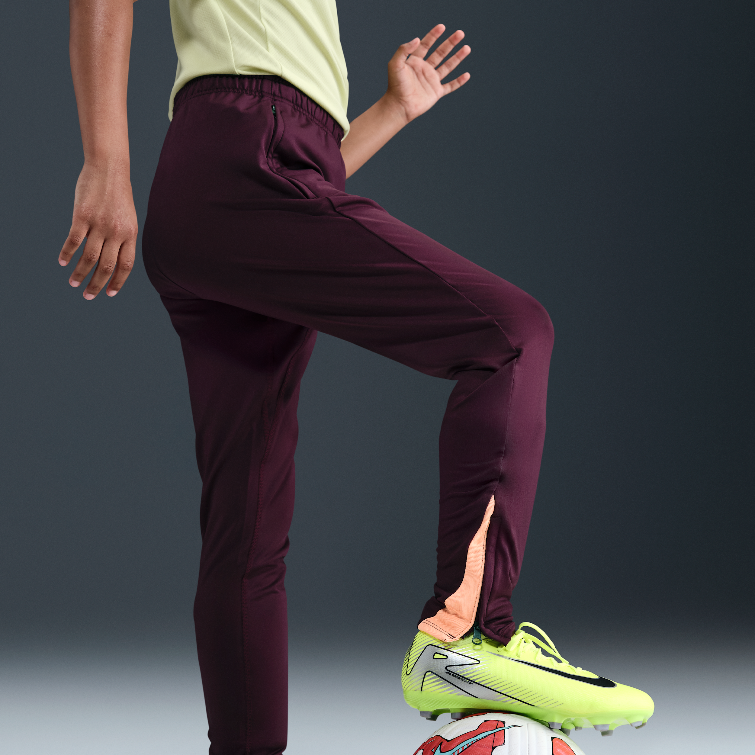 Thumbnail - Nike Dri-FIT Strike Fußballhose für ältere Kinder - Rot