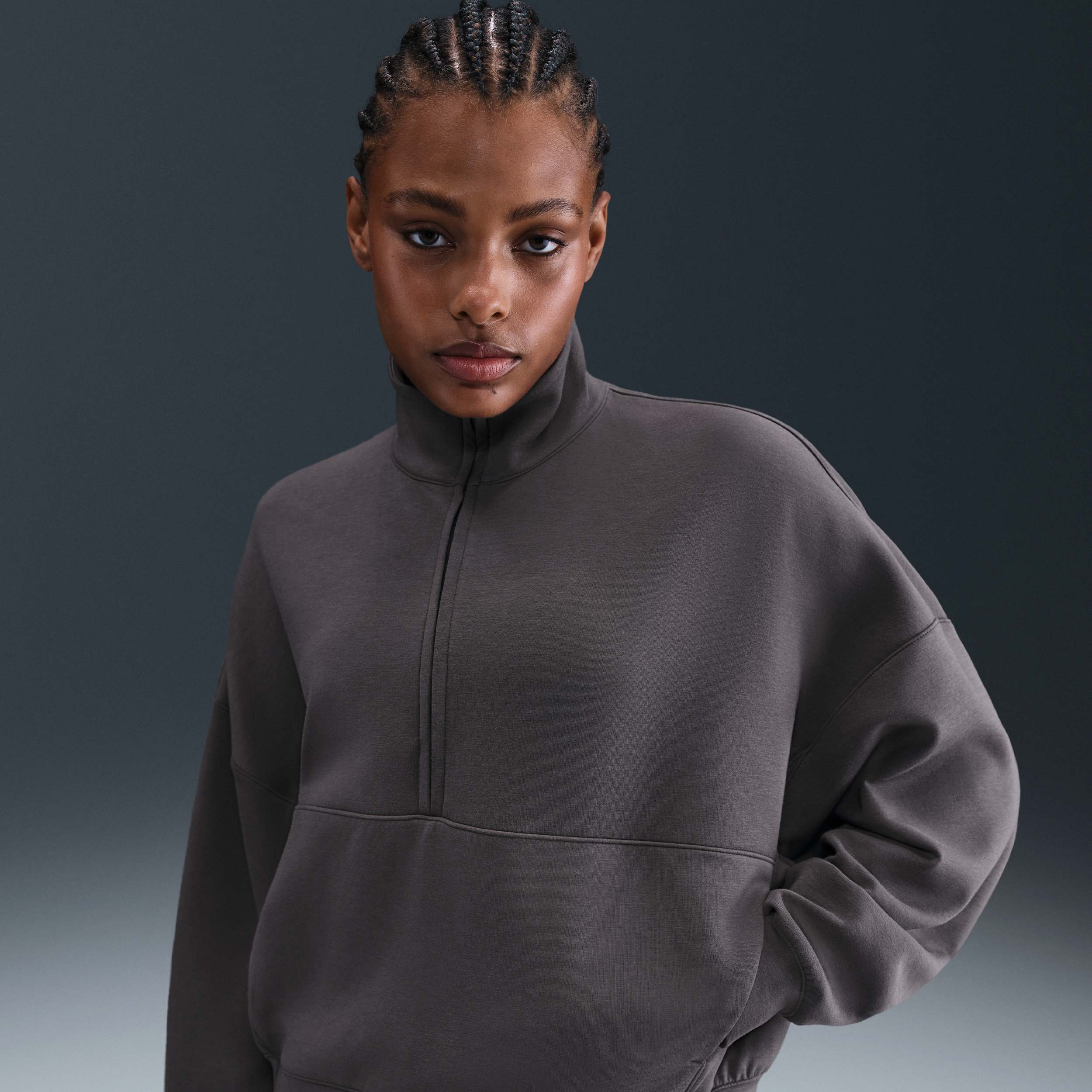 Thumbnail - Nike 24.7 ImpossiblySoft Oversize-Oberteil mit Dri-FIT-Technologie und Halbreißverschluss (Damen) - Grau