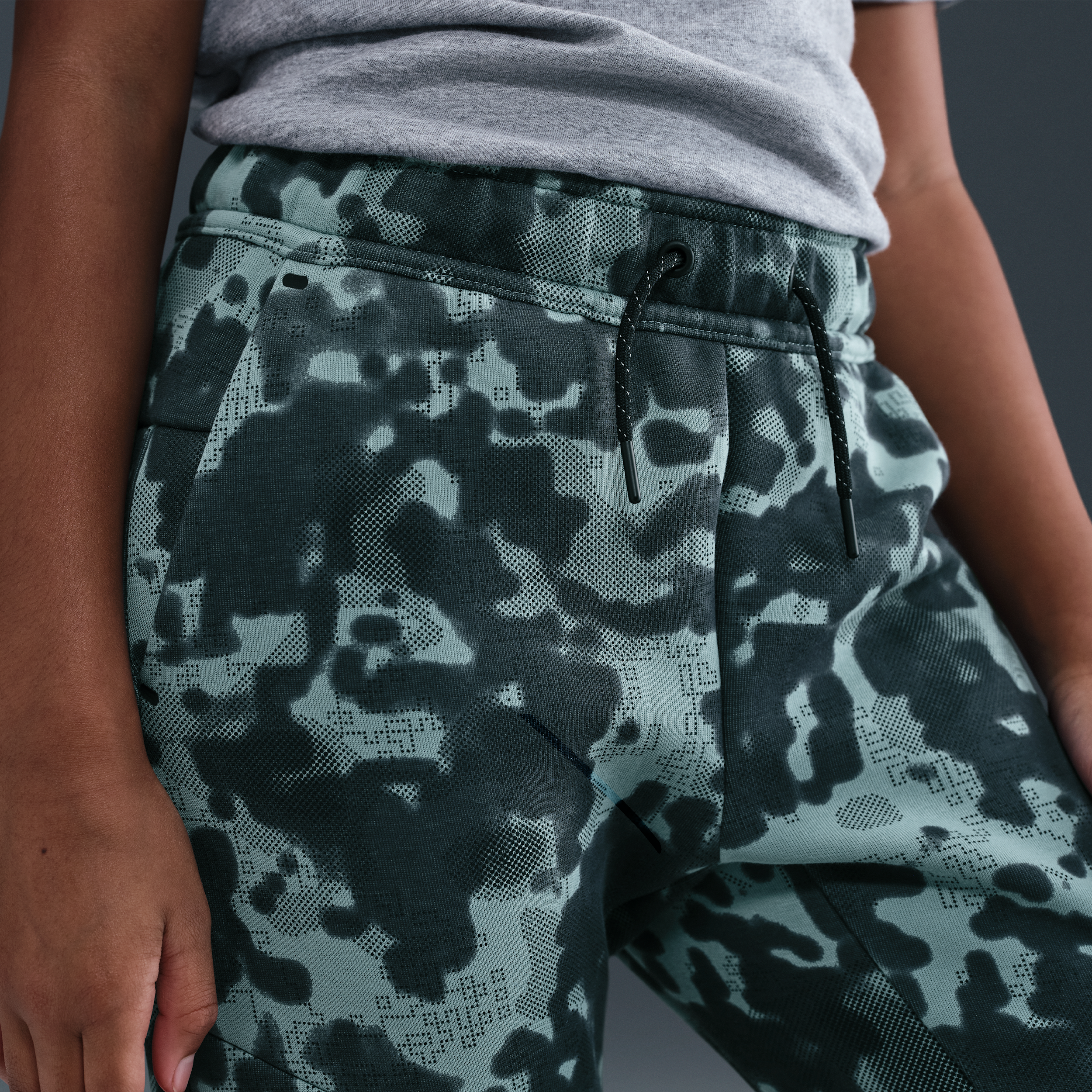 Thumbnail - Nike Tech Camo-Fleece-Jogger (ältere Kinder, Jungen) - Grün