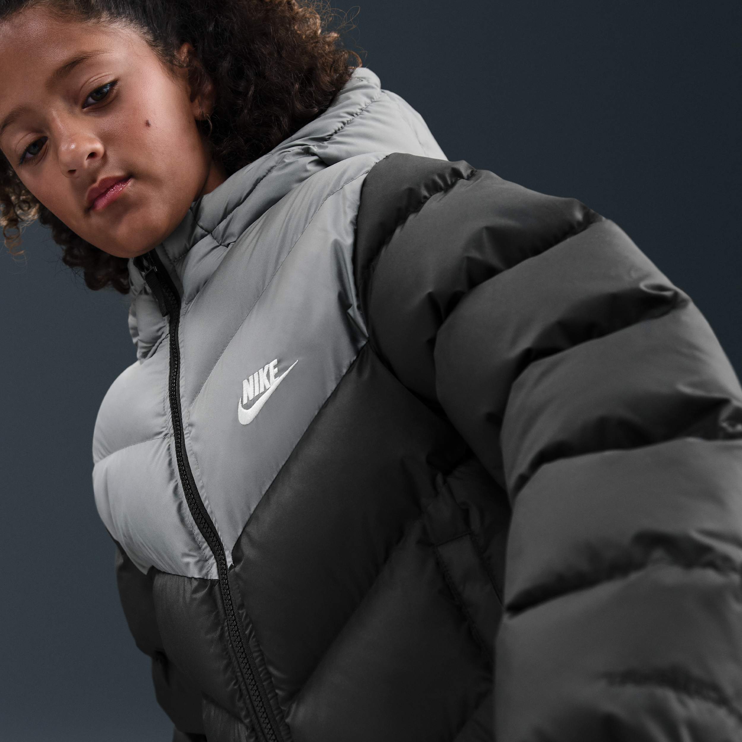 Thumbnail - Nike All Day Play Therma-FIT-Puffer-Jacke mit weiter Passform (ältere Kinder) - Schwarz