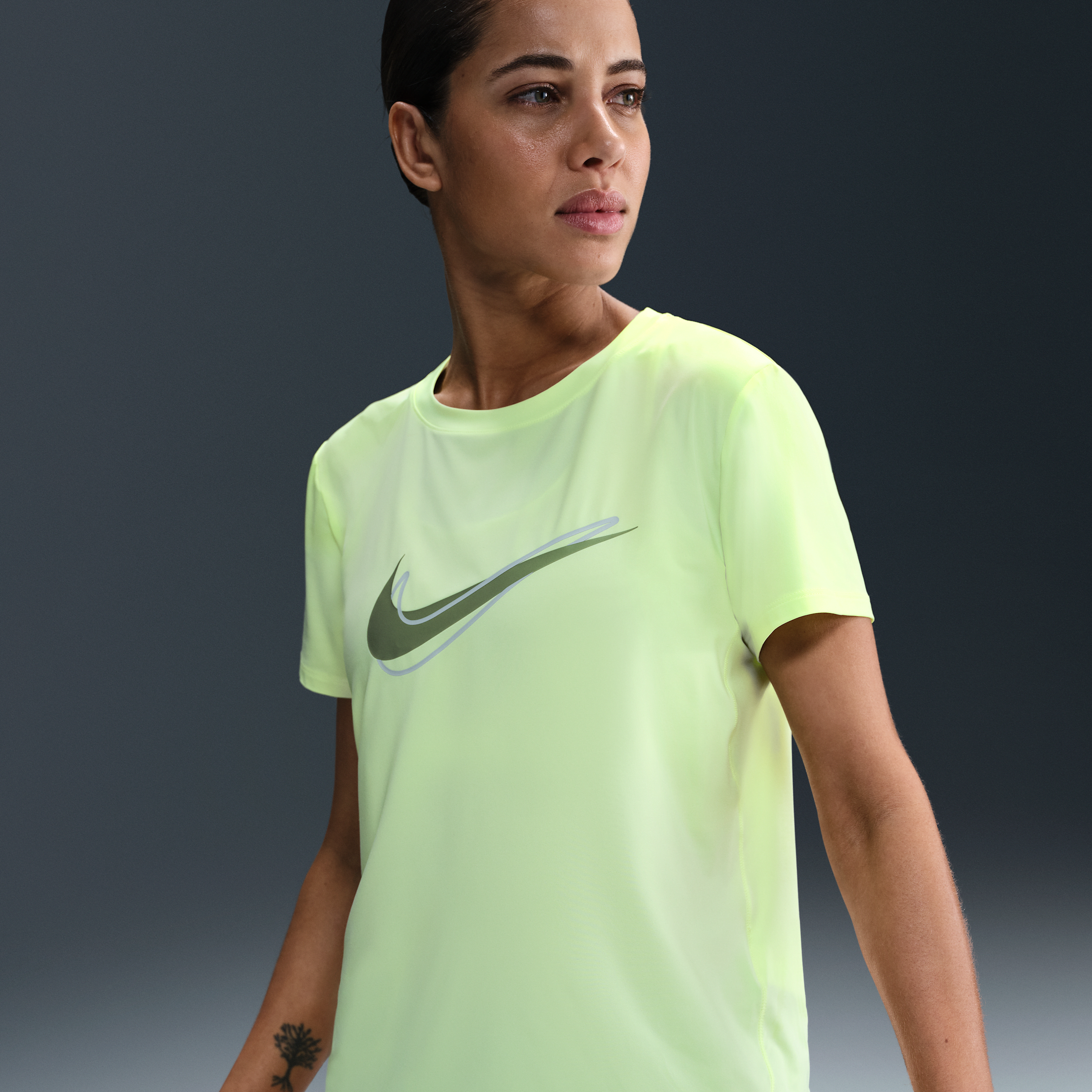 Nike One Swoosh Dri-FIT hardlooptop met korte mouwen voor dames - Geel