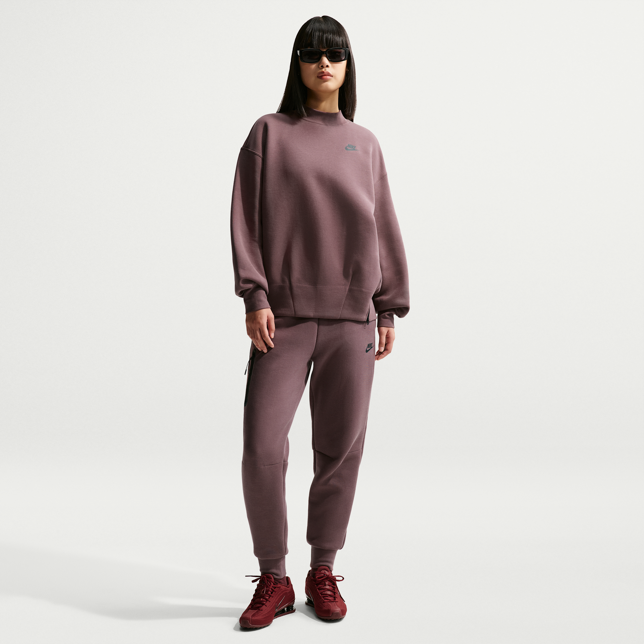 Nike Tech Fleece joggingbroek met halfhoge taille voor dames - Paars