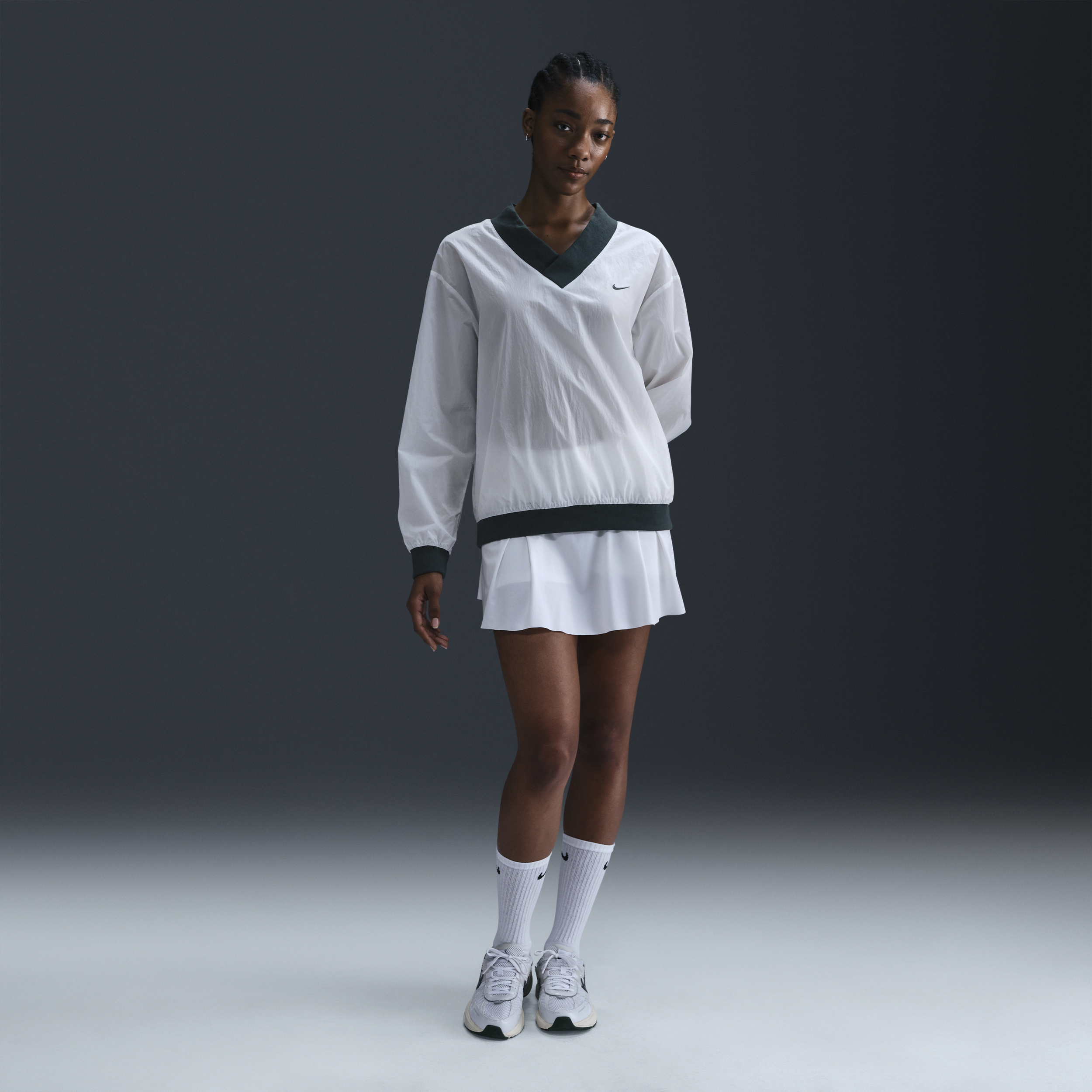 Haut ample tissé anti-UV à manches longues et col en V Nike Sportswear Essential pour femme - Blanc