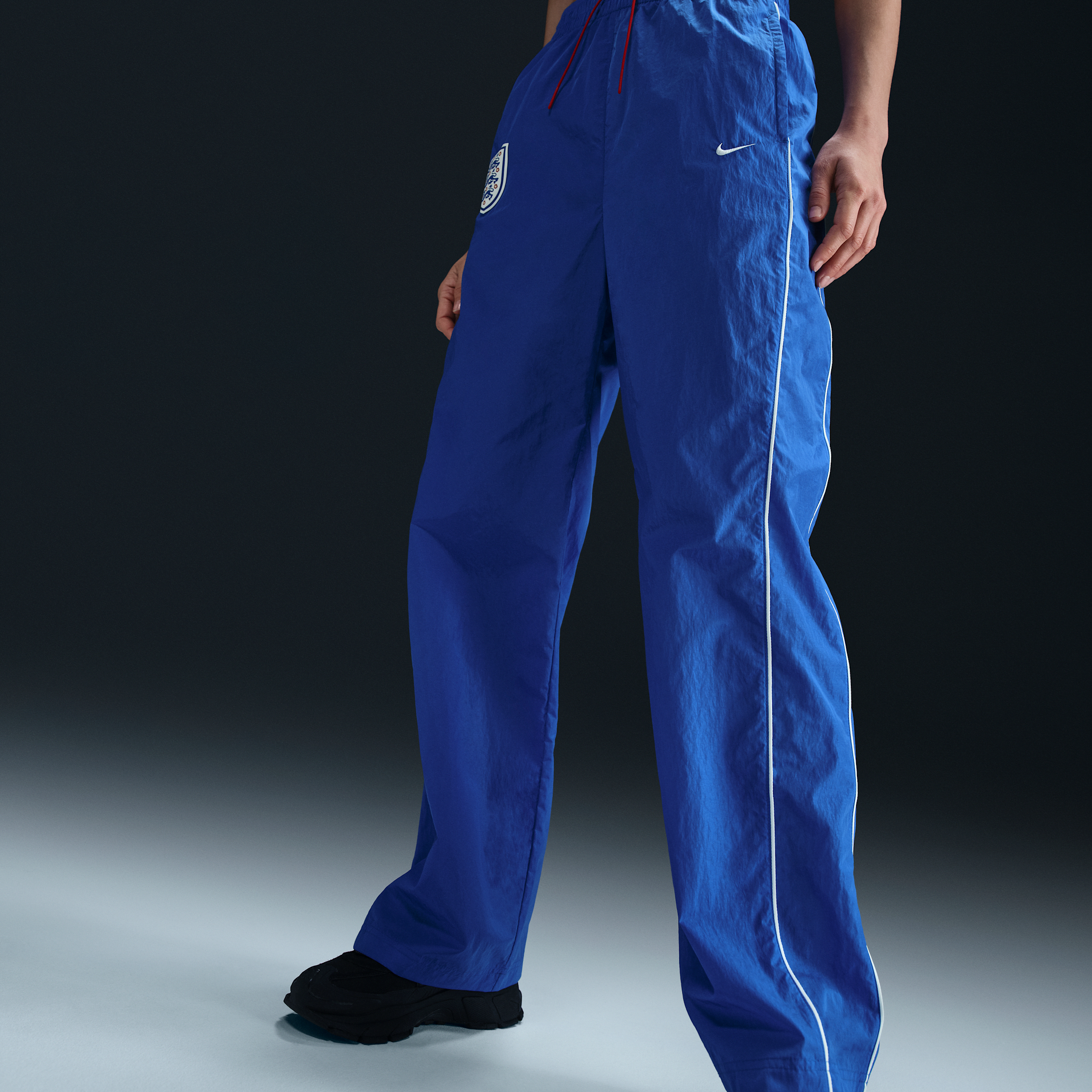 Thumbnail - England Windrunner Nike Football Webhose mit hohem Bund (Damen) - Blau