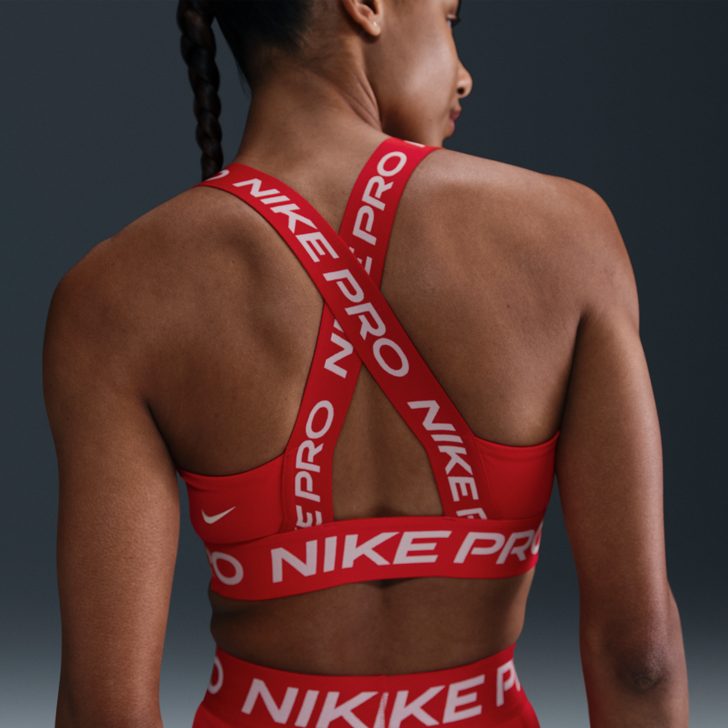 Nike sport-bh met vulling en lichte ondersteuning Rood