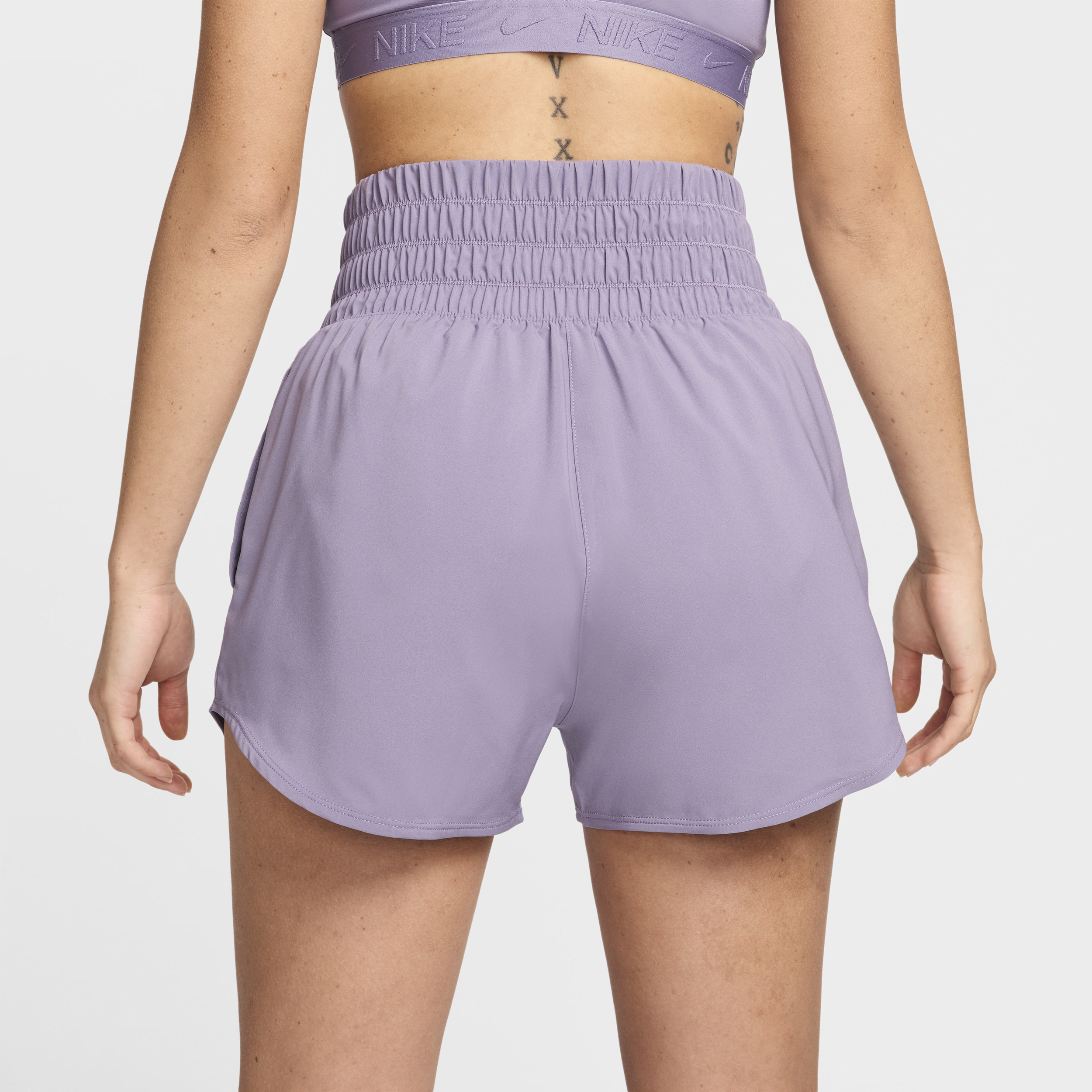 Nike One Dri-FIT damesshorts met ultrahoge taille en binnenbroekje (8 cm) Paars