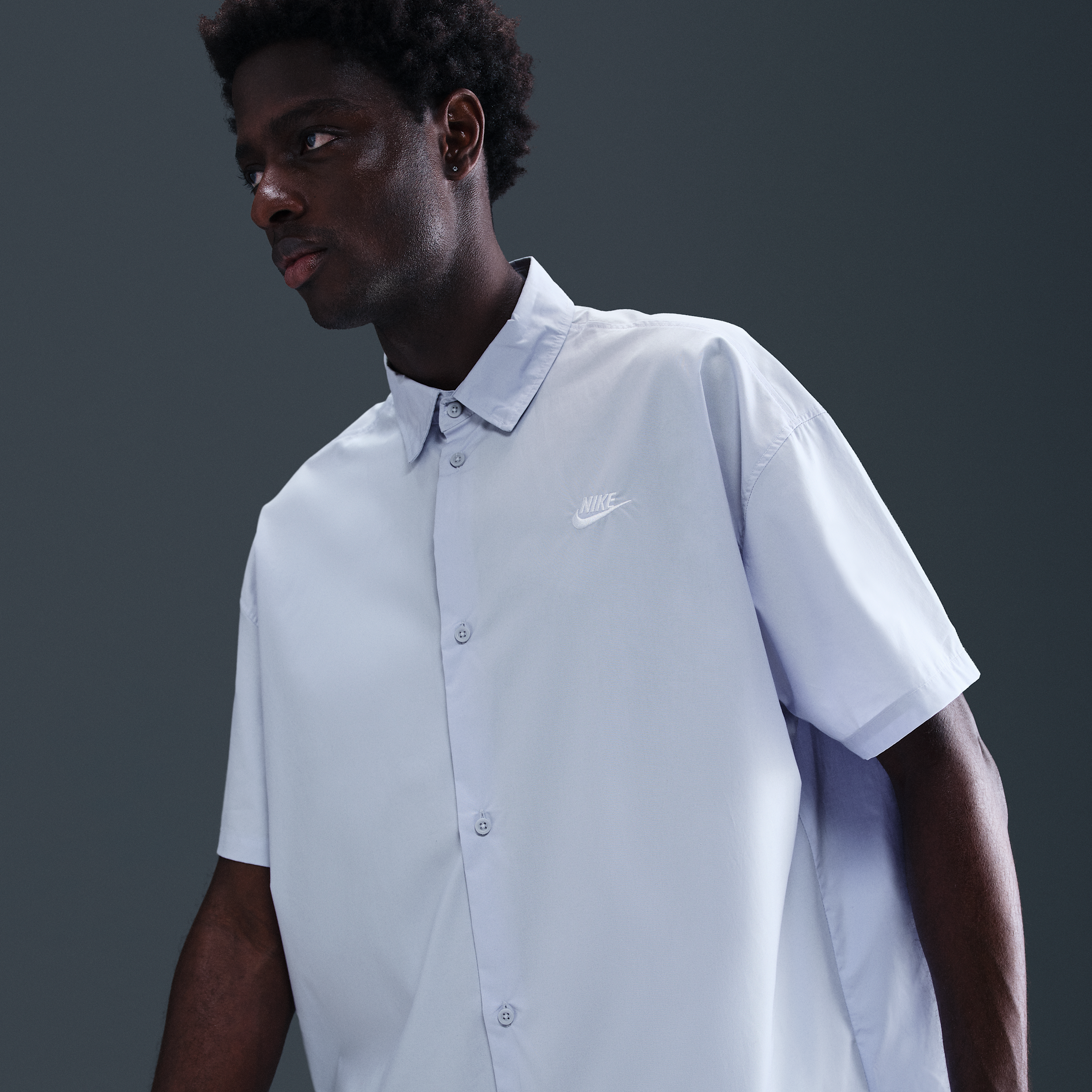 Thumbnail - Nike Club Kurzarmshirt mit Knöpfen (Herren) - Grau