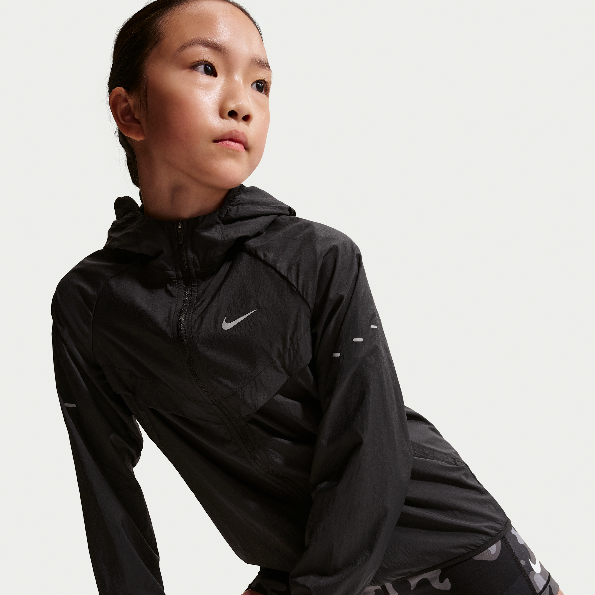 Thumbnail - Nike Stride Repel Trainingsjacke mit UV-Schutz (Kinder) - Schwarz