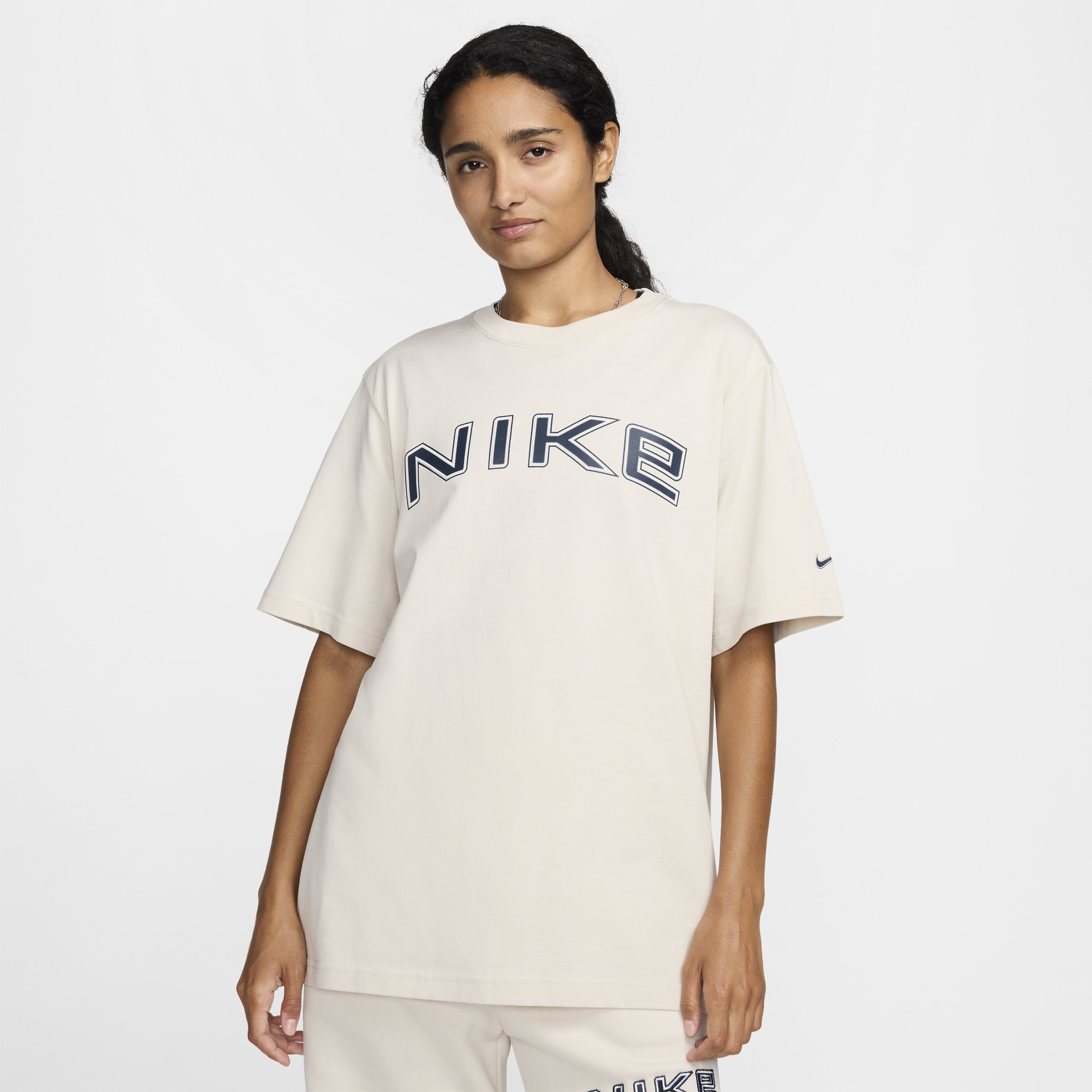 Thumbnail - Nike weites Kurzarmshirt mit Grafik (Damen) - Braun