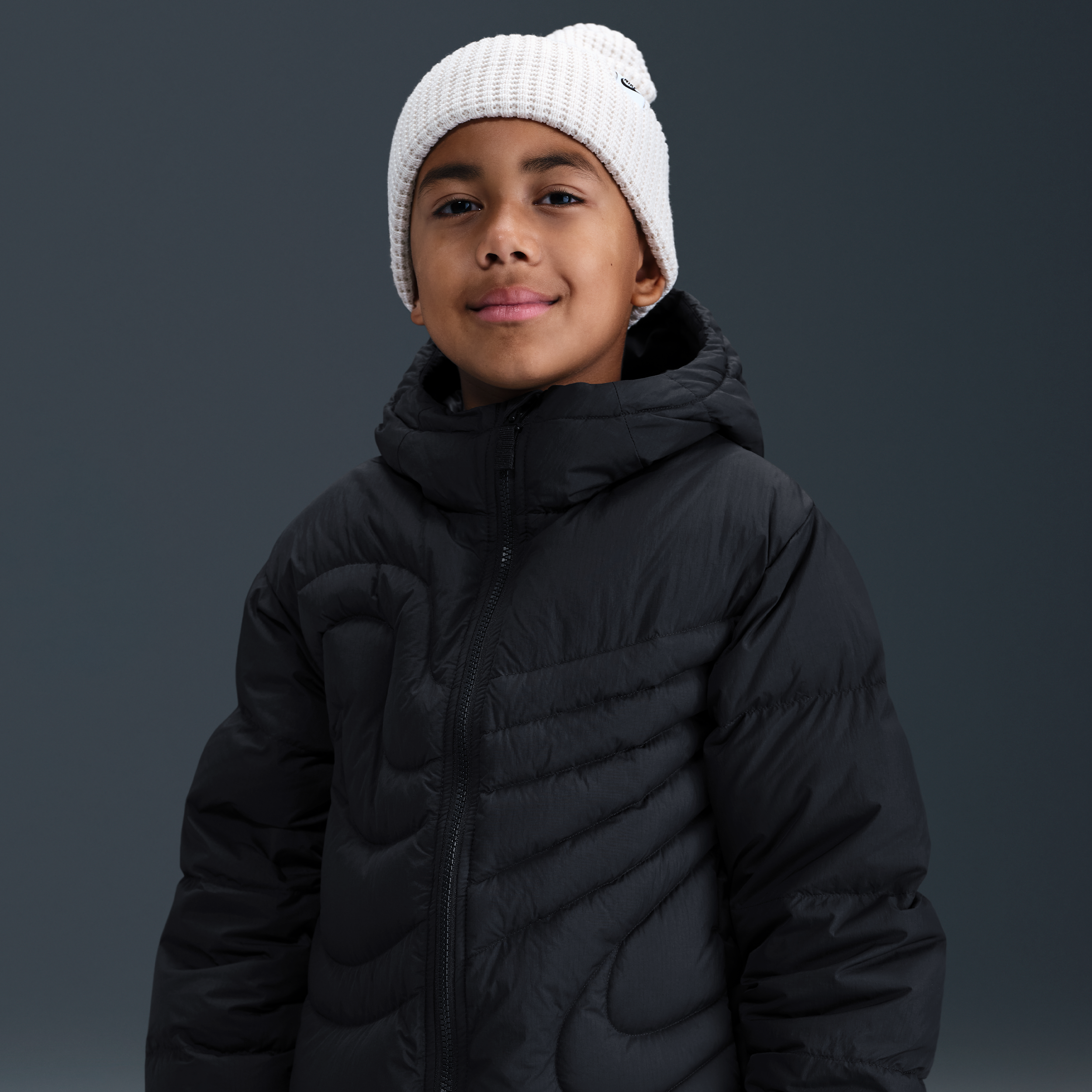 Thumbnail - Nike Swoosh Therma-FIT lockere Puffer-Jacke für ältere Kinder - Schwarz