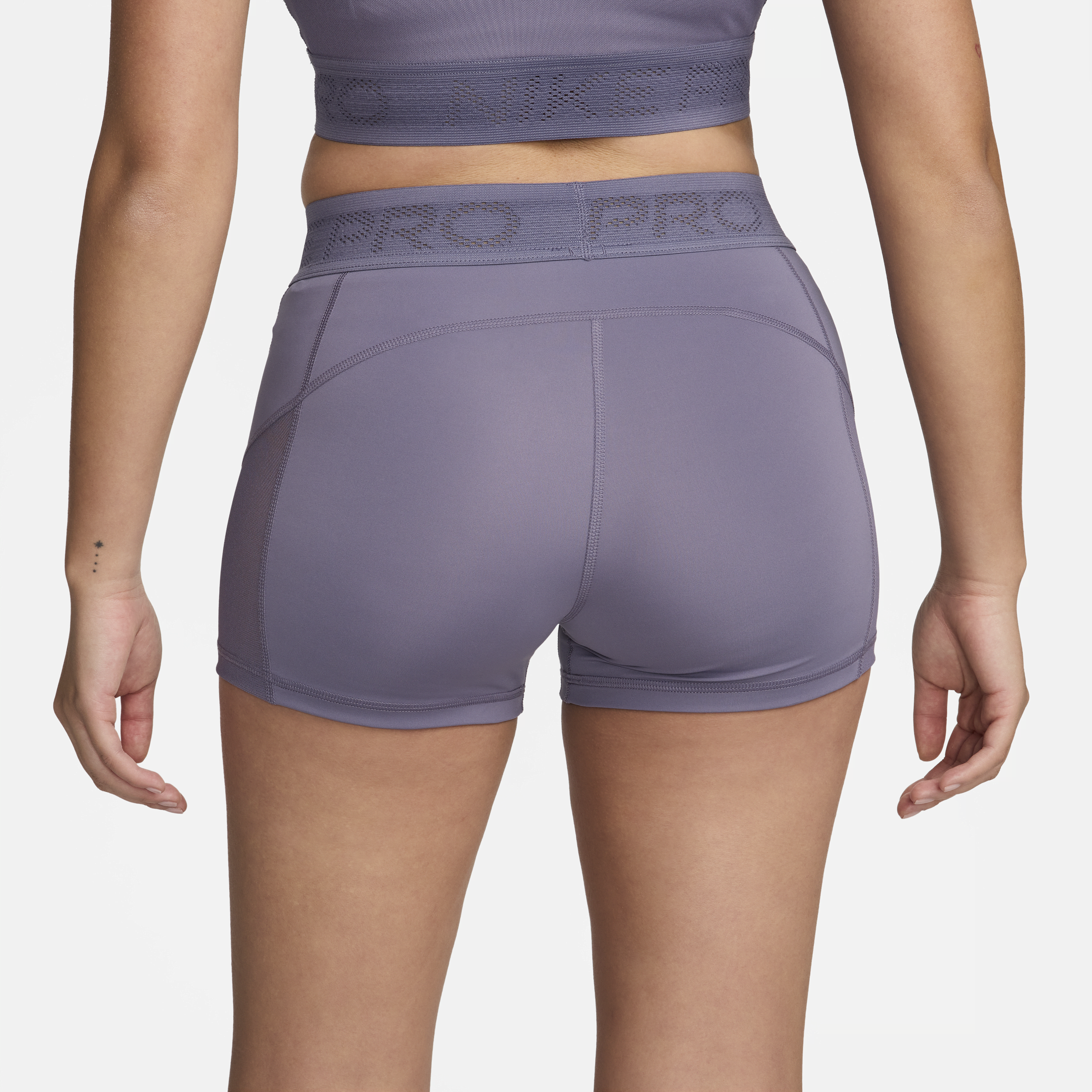 Nike Pro shorts met halfhoge taille en mesh vlakken voor dames (8 cm) Paars