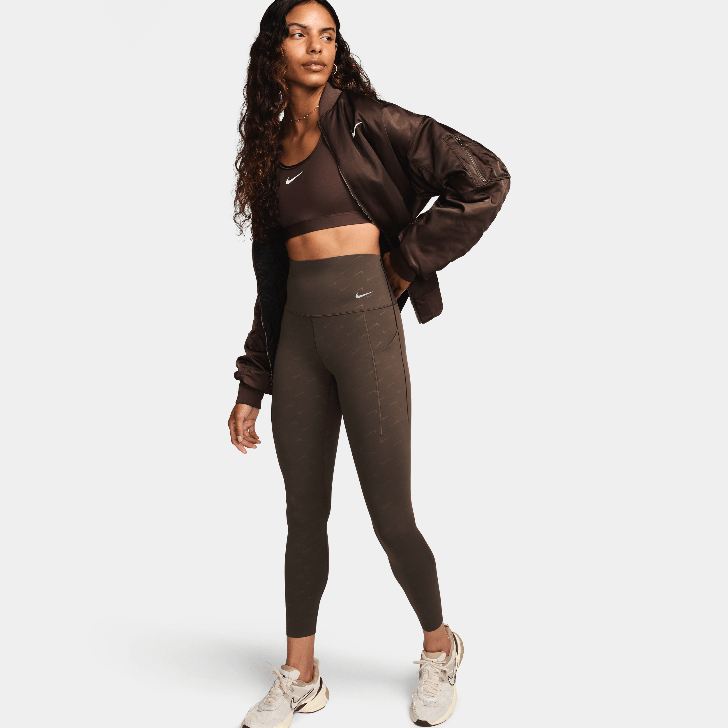 Nike Universa 7 8-legging met hoge taille print zakken en medium ondersteuning voor dames Bruin
