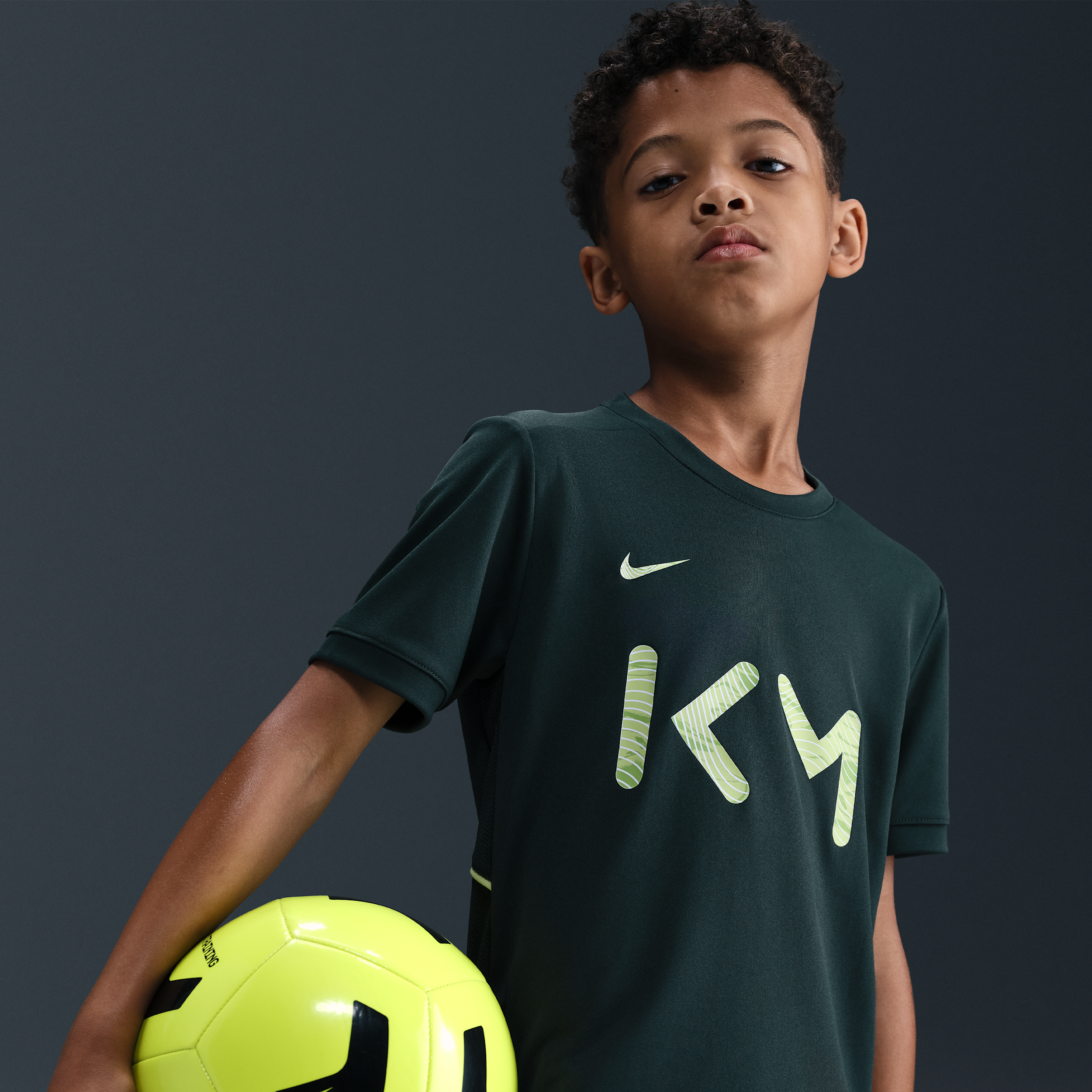 Thumbnail - Kylian Mbappé Academy Nike Dri-FIT Fußball-Top mit kurzen Ärmeln (ältere Kinder) - Grün