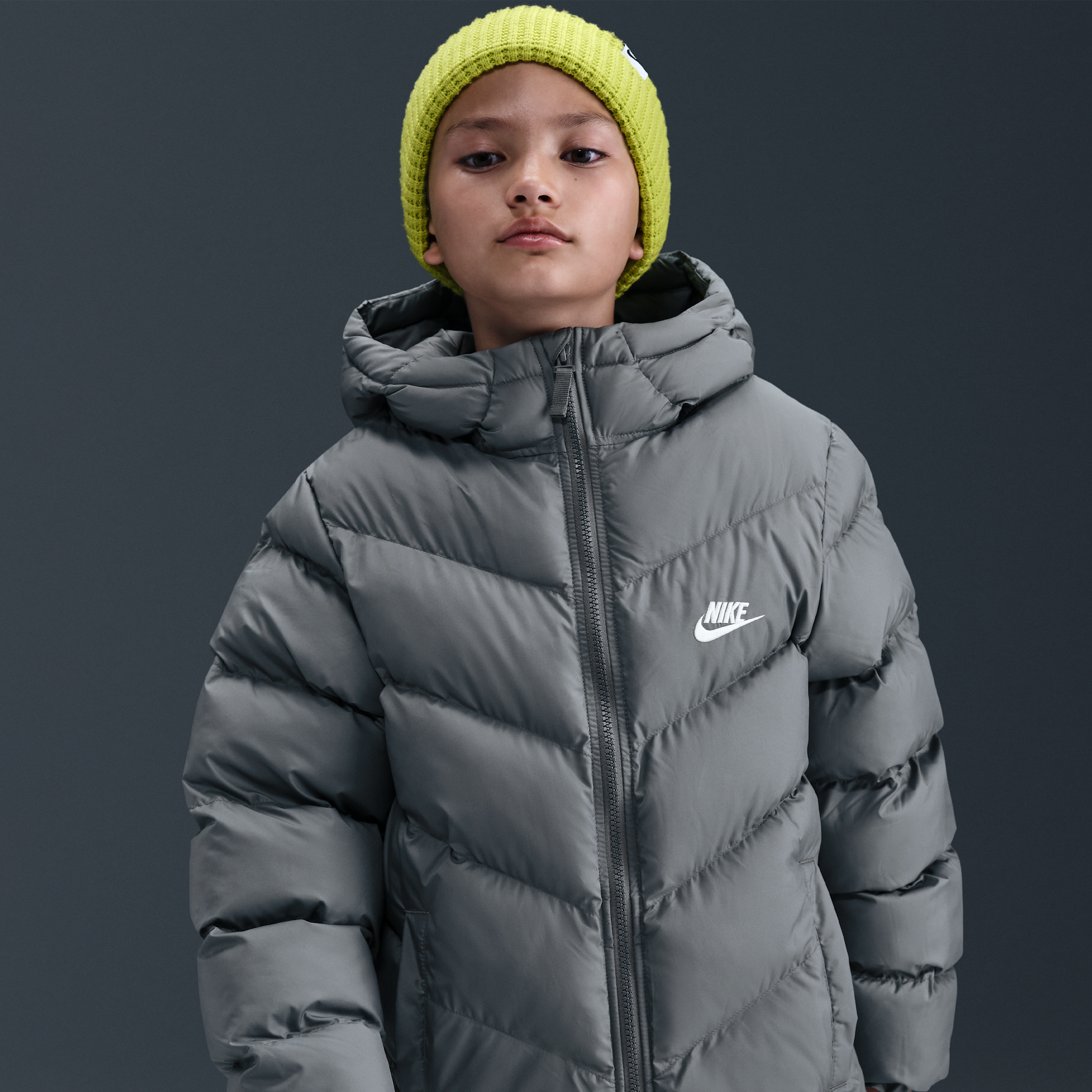 Thumbnail - Nike All Day Play mittellange Therma-FIT-Puffer-Jacke mit weiter Passform (ältere Kinder) - Grau